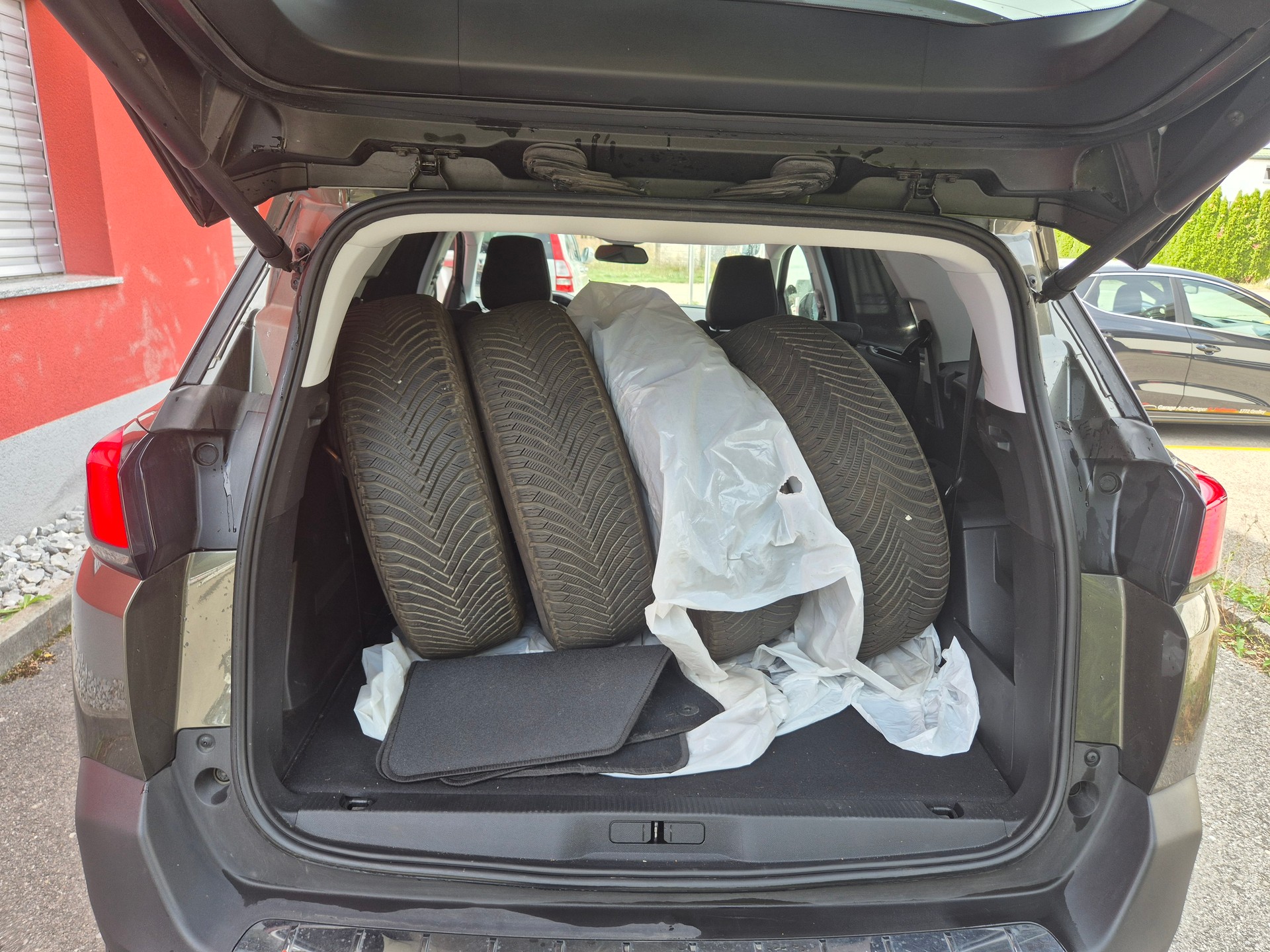 PEUGEOT 5008 1.5 BlueHDi Allure EAT-image-9