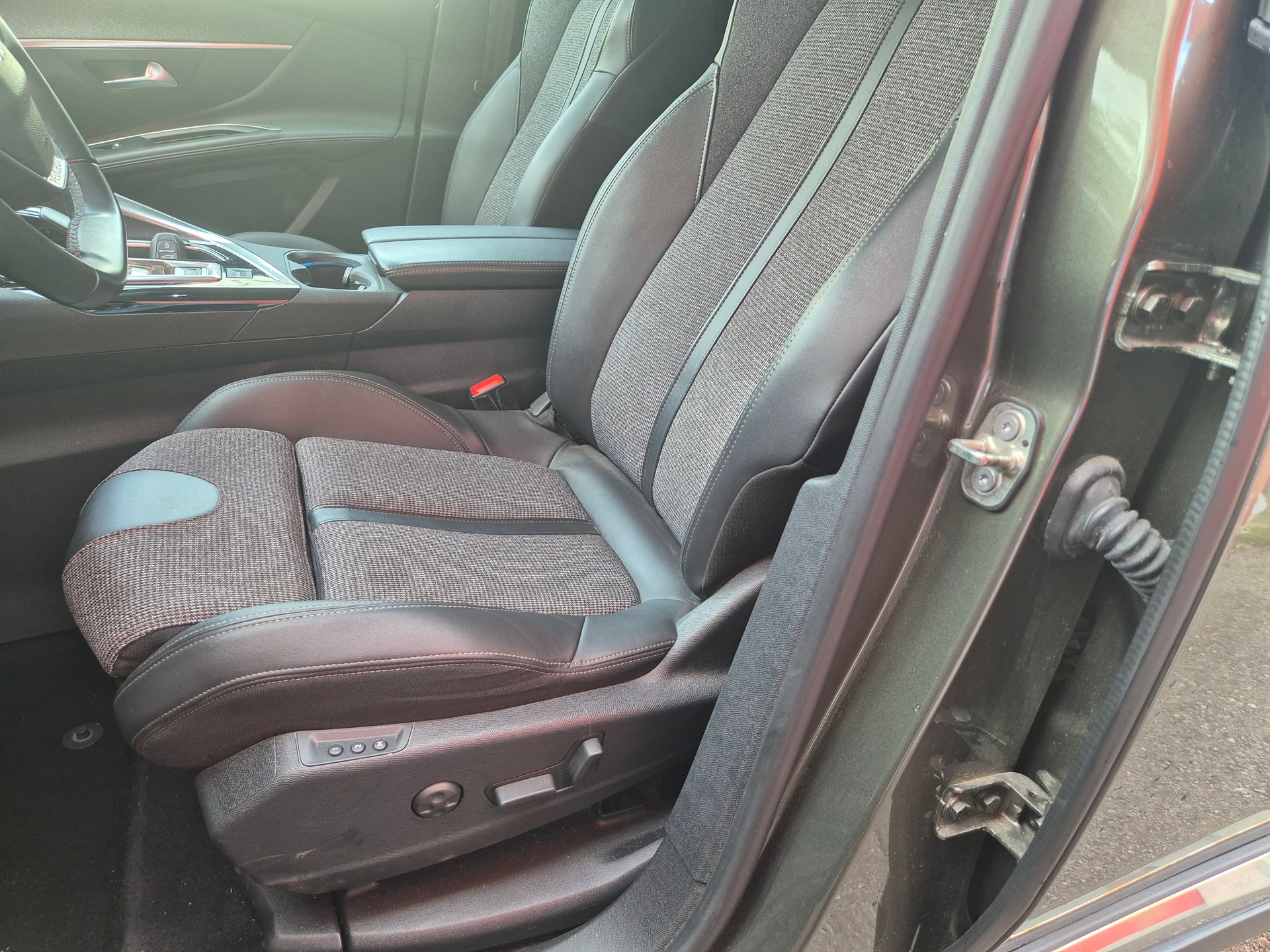 PEUGEOT 5008 1.5 BlueHDi Allure EAT-image-4