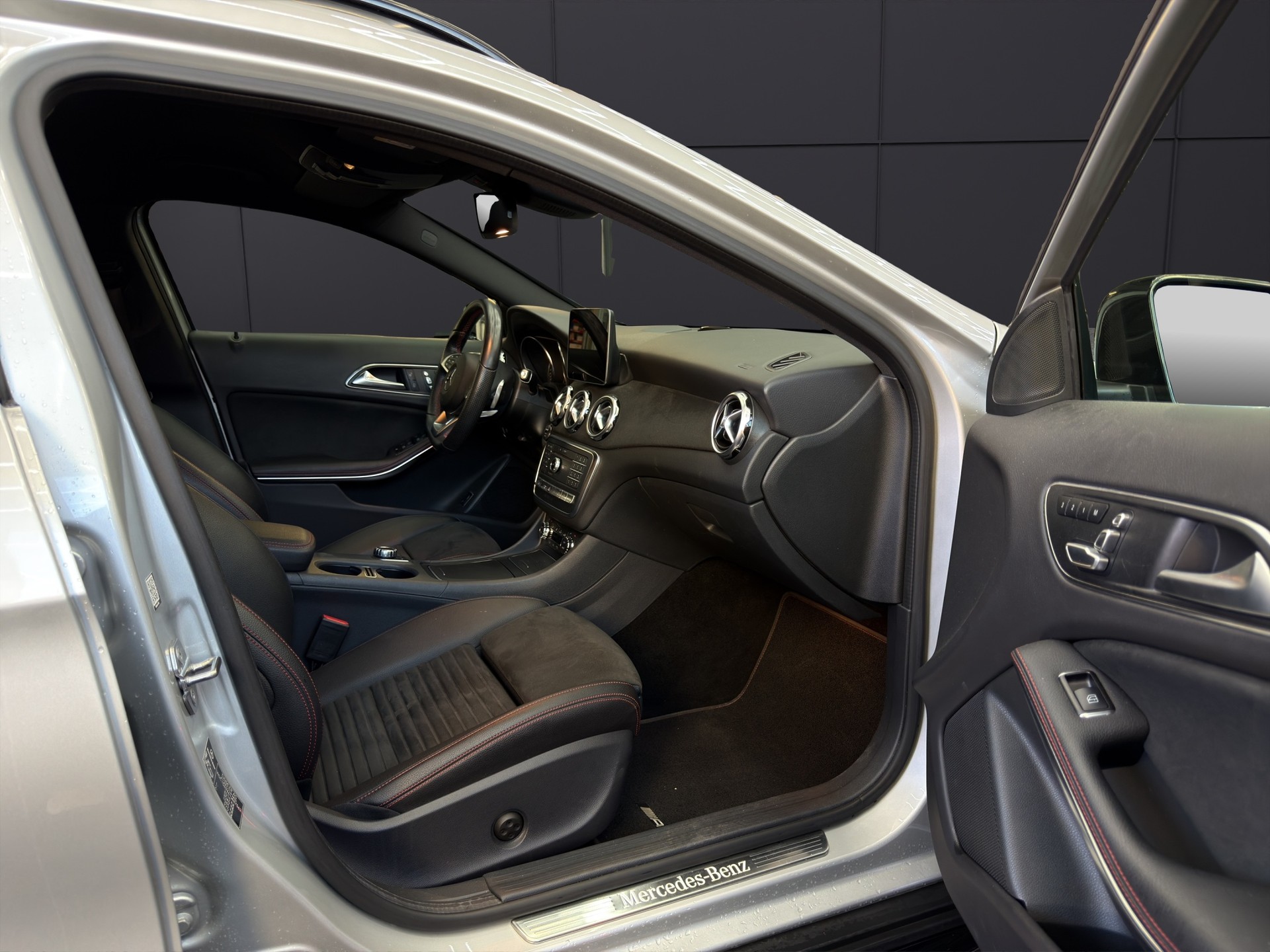 MERCEDES-BENZ GLA 250 AMG Line 4Matic 7G-DCT-image-13