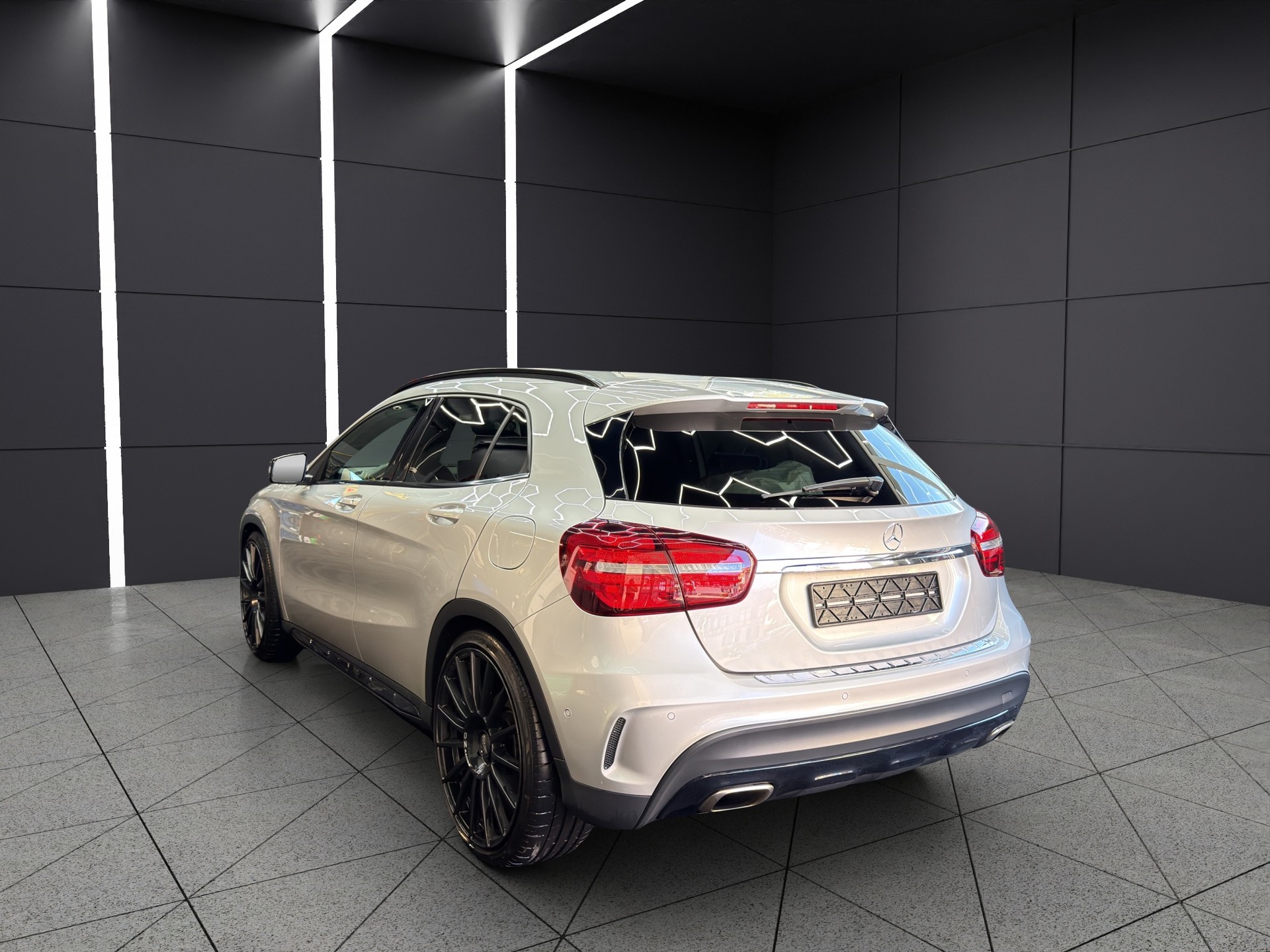 MERCEDES-BENZ GLA 250 AMG Line 4Matic 7G-DCT-image-2