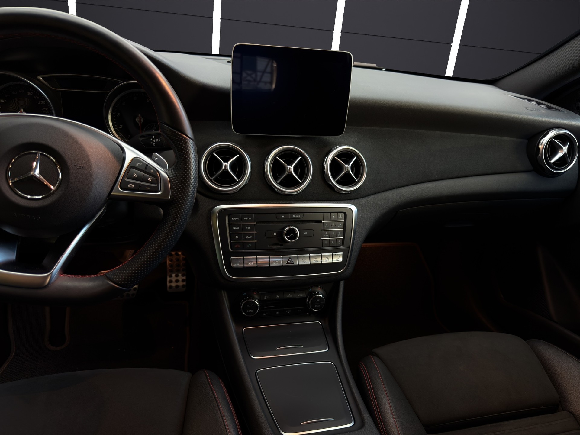 MERCEDES-BENZ GLA 250 AMG Line 4Matic 7G-DCT-image-9