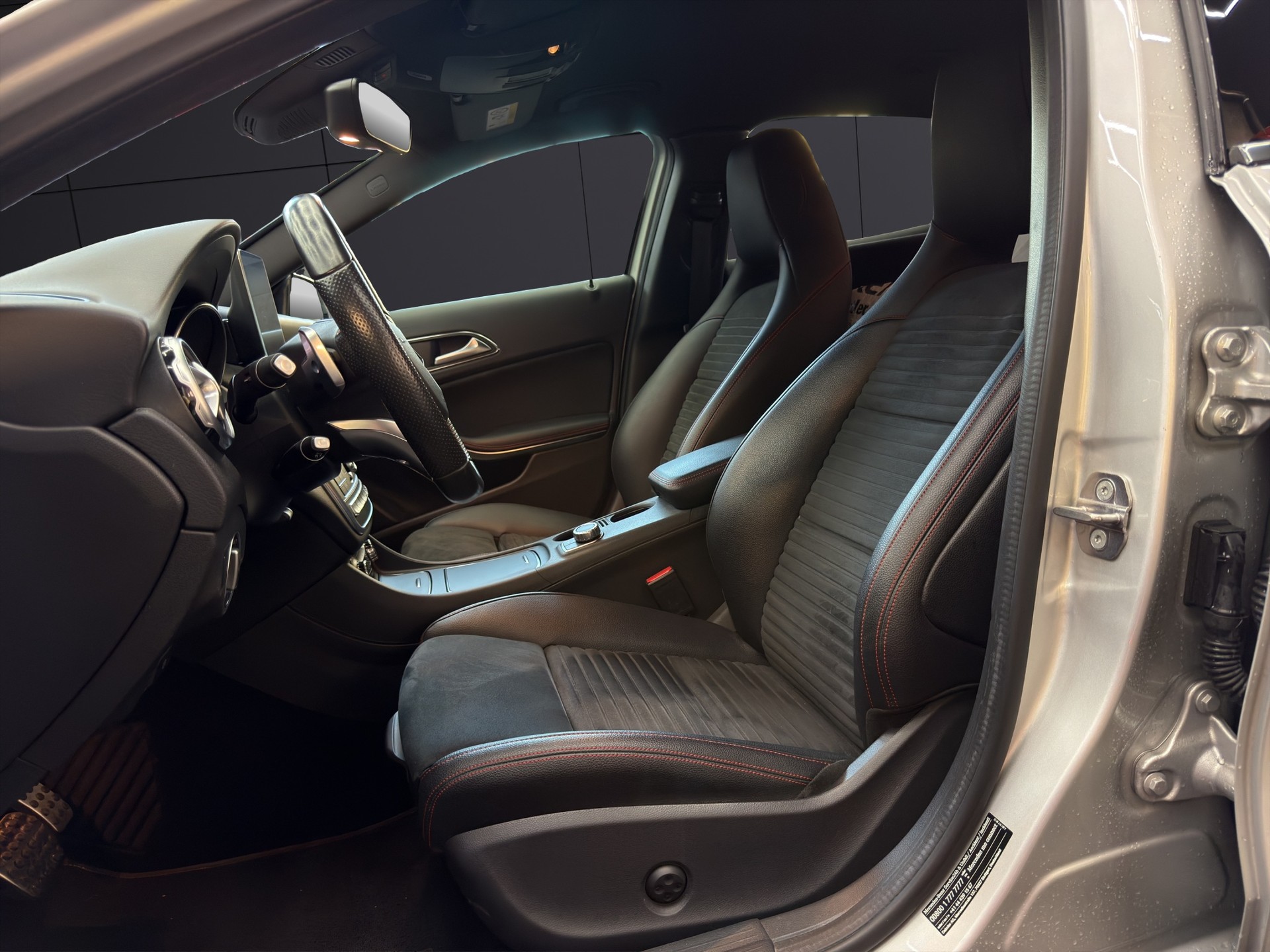 MERCEDES-BENZ GLA 250 AMG Line 4Matic 7G-DCT-image-6