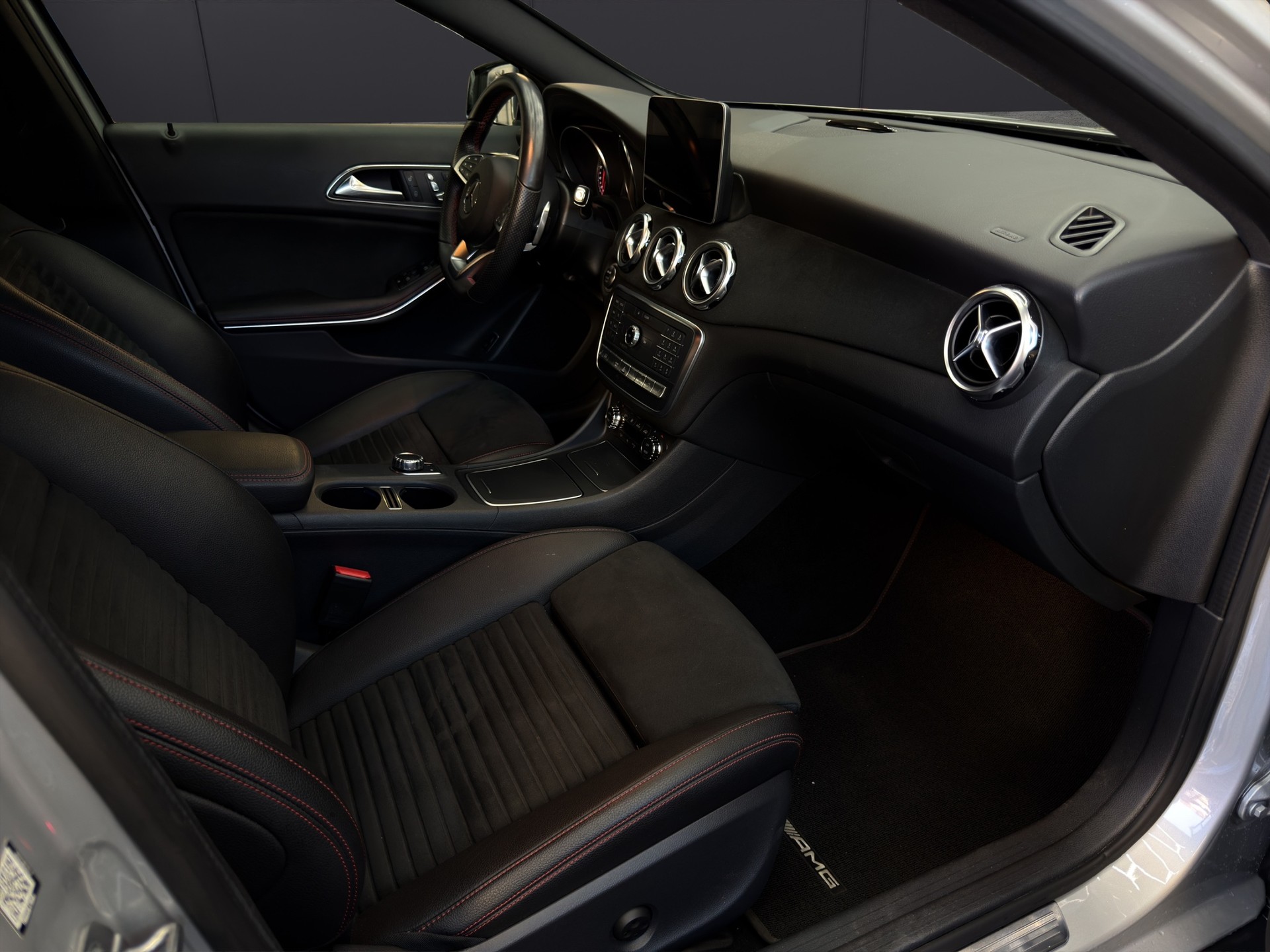 MERCEDES-BENZ GLA 250 AMG Line 4Matic 7G-DCT-image-11