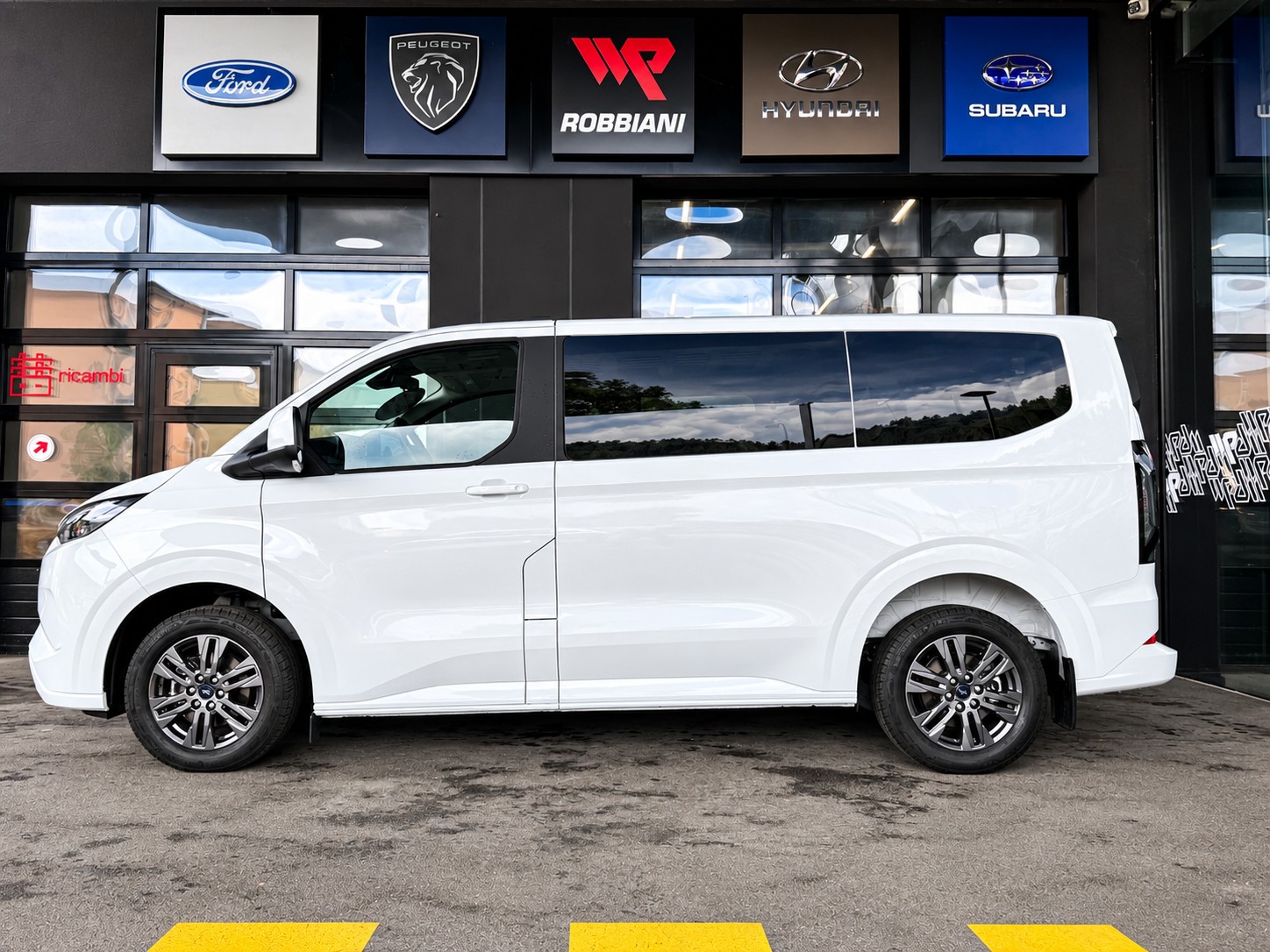 FORD Tourneo Bus 340 L1H1 PHEV Titanium-image-2