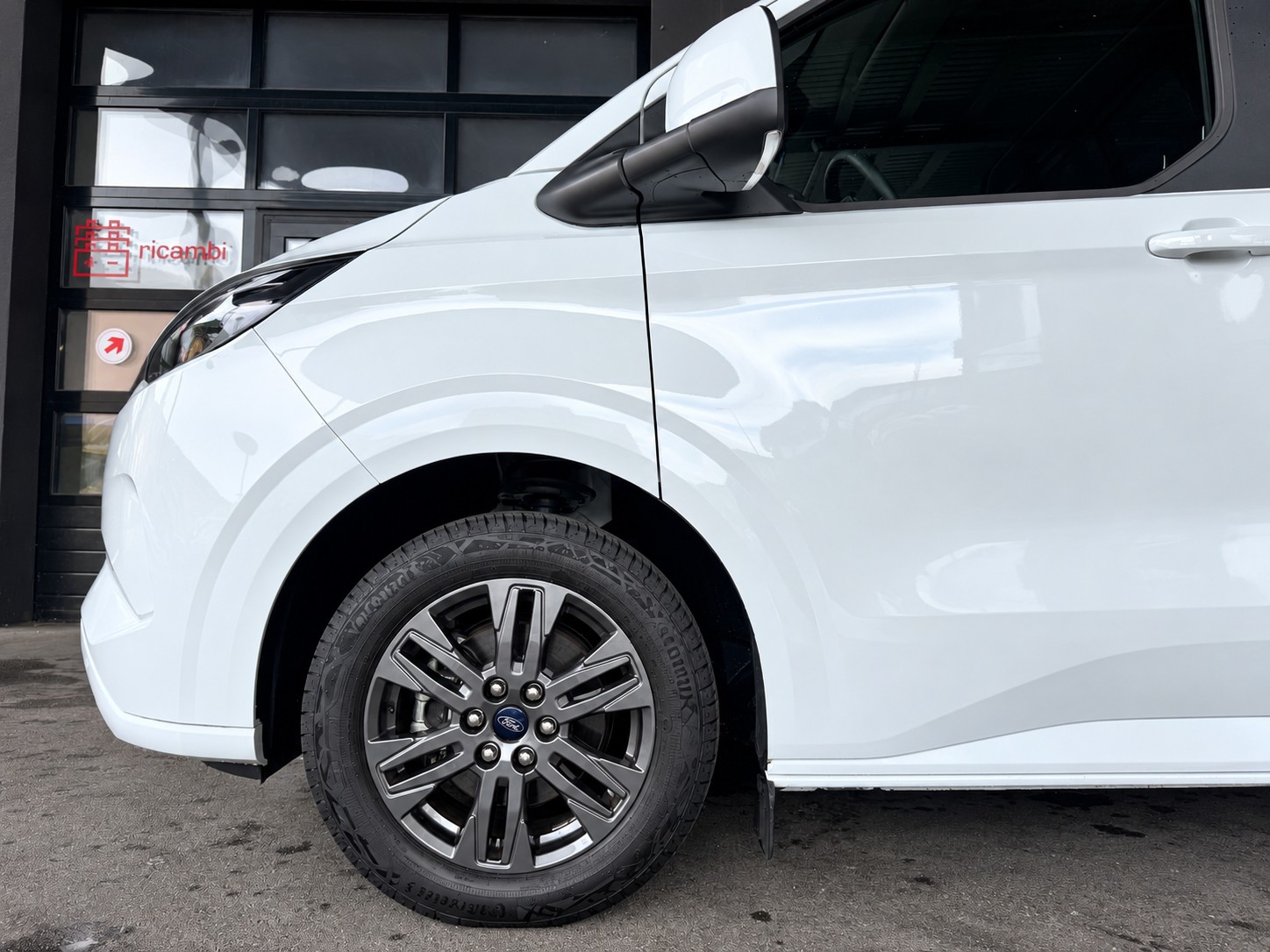FORD Tourneo Bus 340 L1H1 PHEV Titanium-image-6
