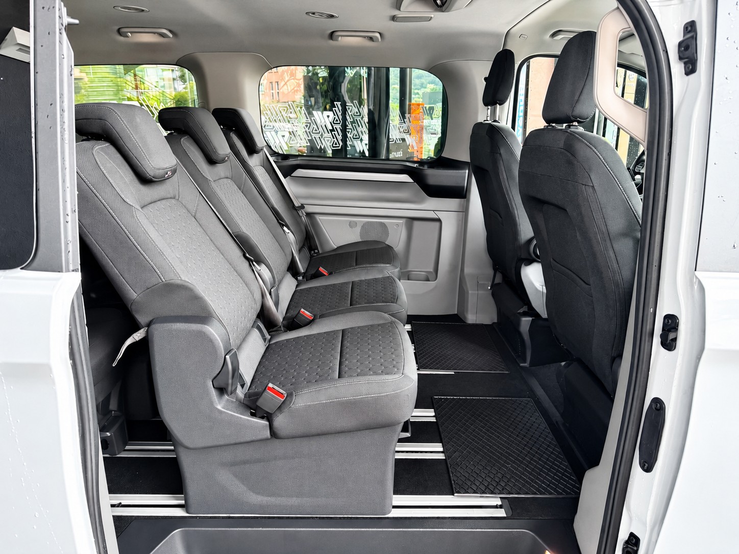 FORD Tourneo Bus 340 L1H1 PHEV Titanium-image-10
