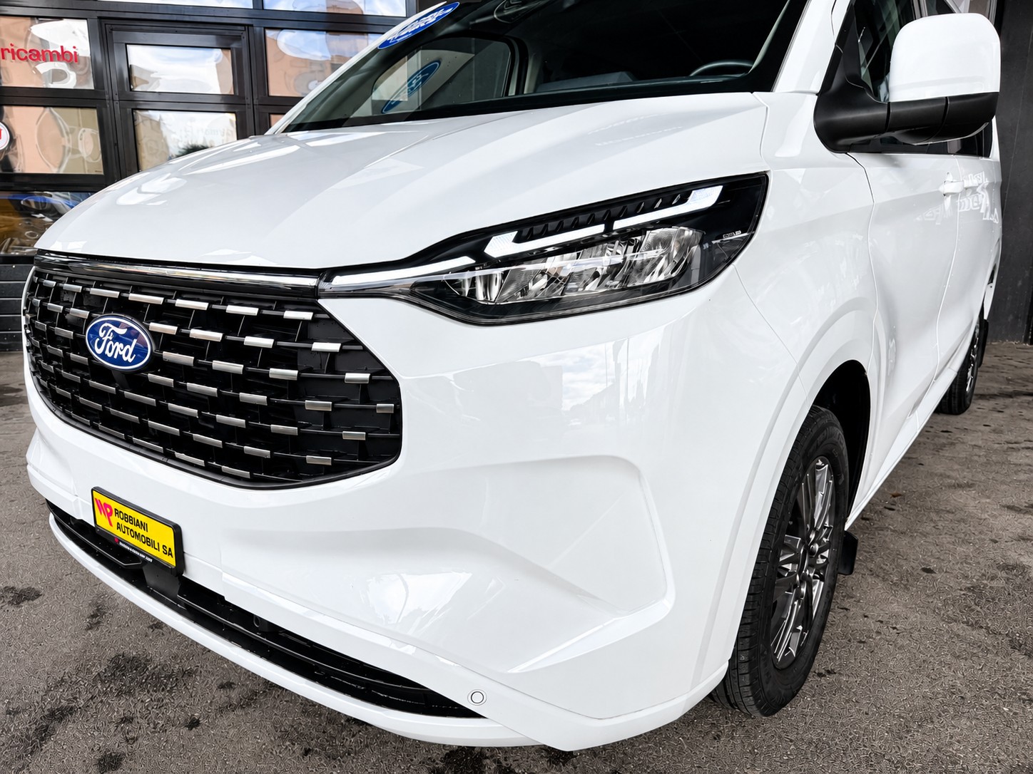 FORD Tourneo Bus 340 L1H1 PHEV Titanium-image-1
