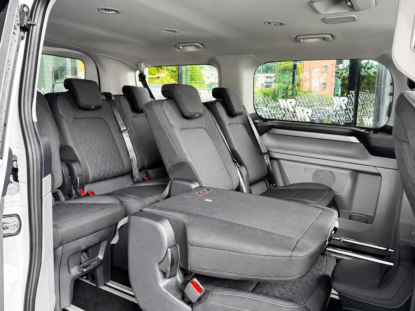 FORD Tourneo Bus 340 L1H1 PHEV Titanium-image-12