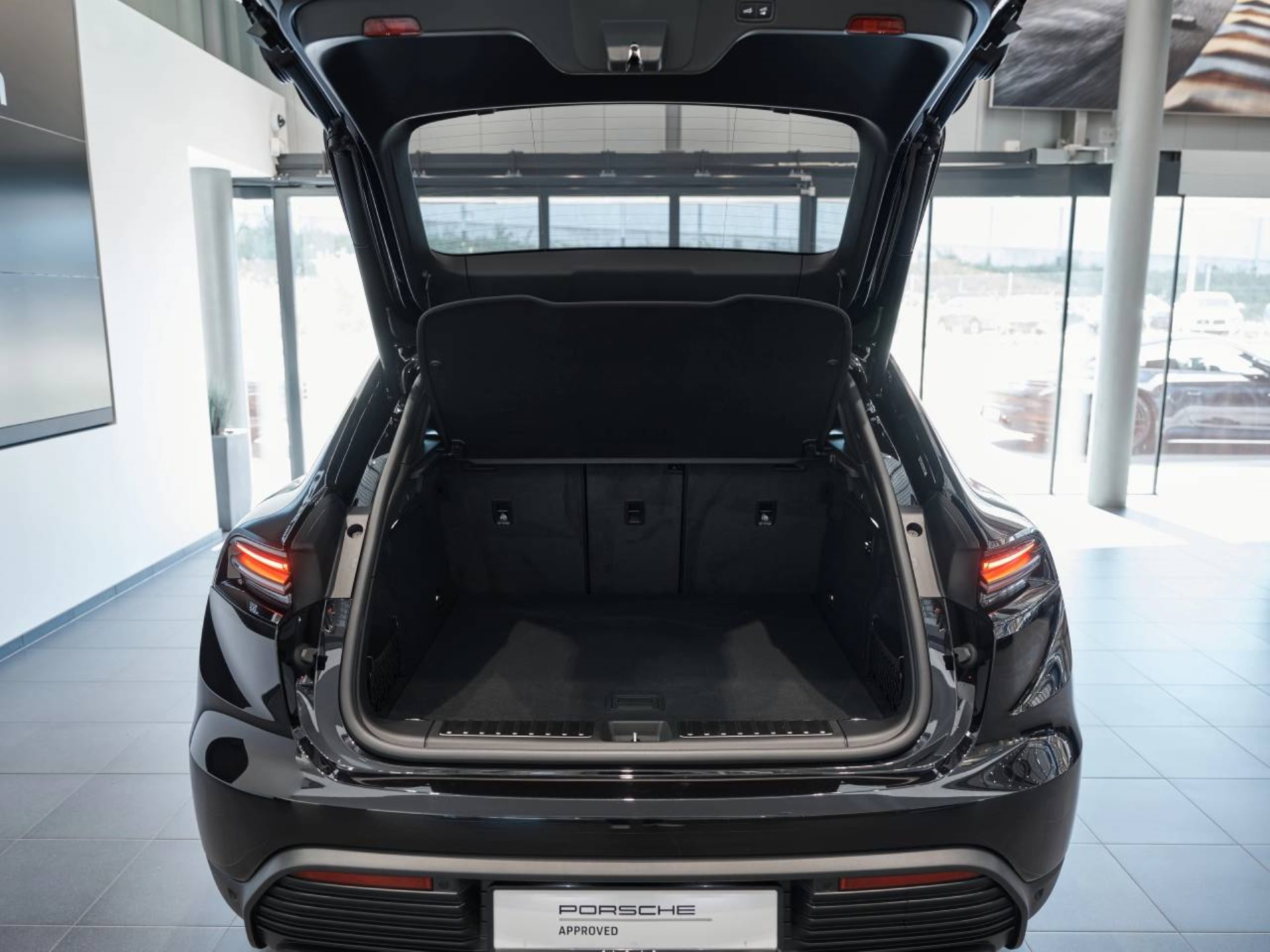 PORSCHE Macan 4-image-6