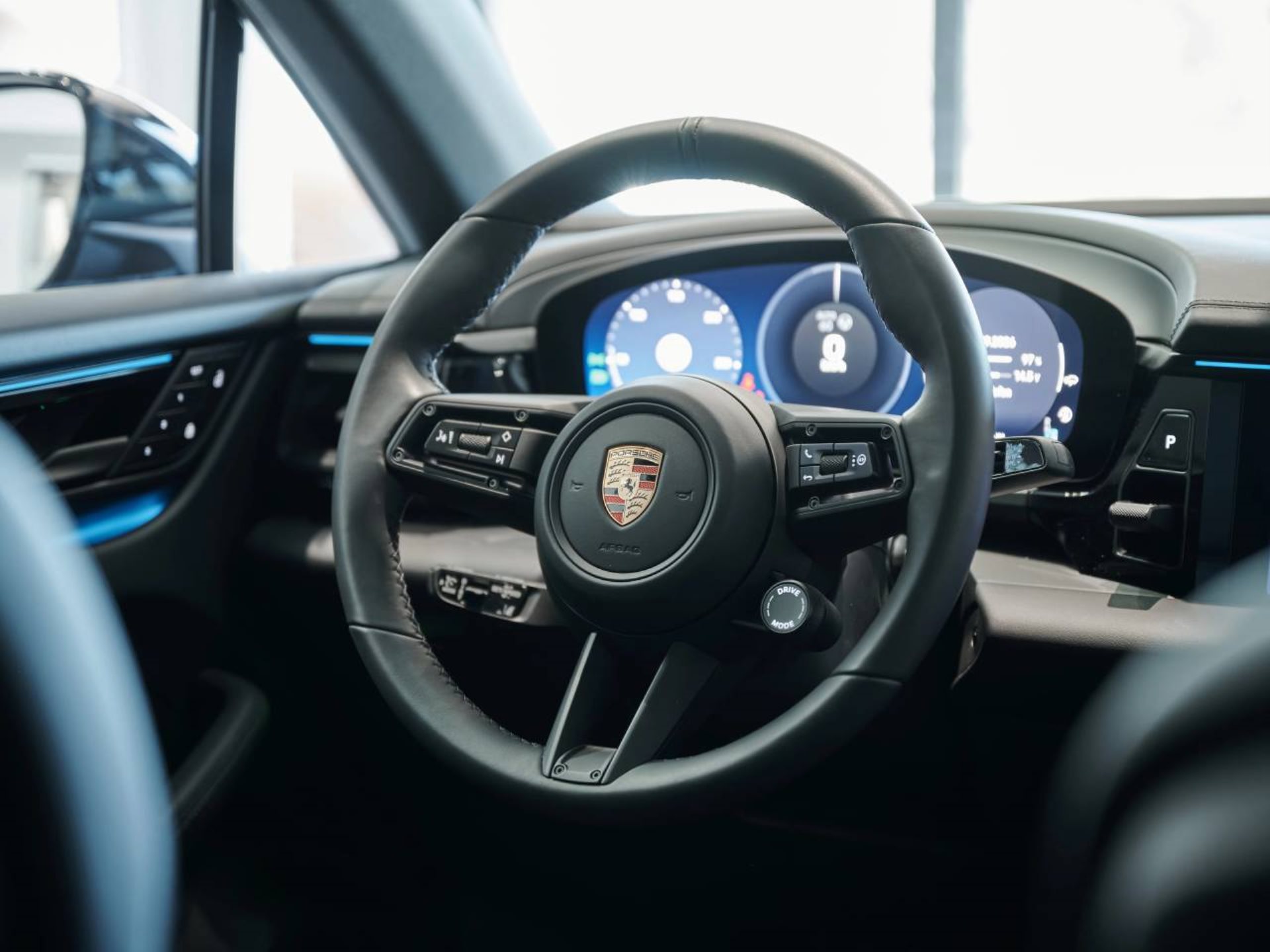PORSCHE Macan 4-image-15