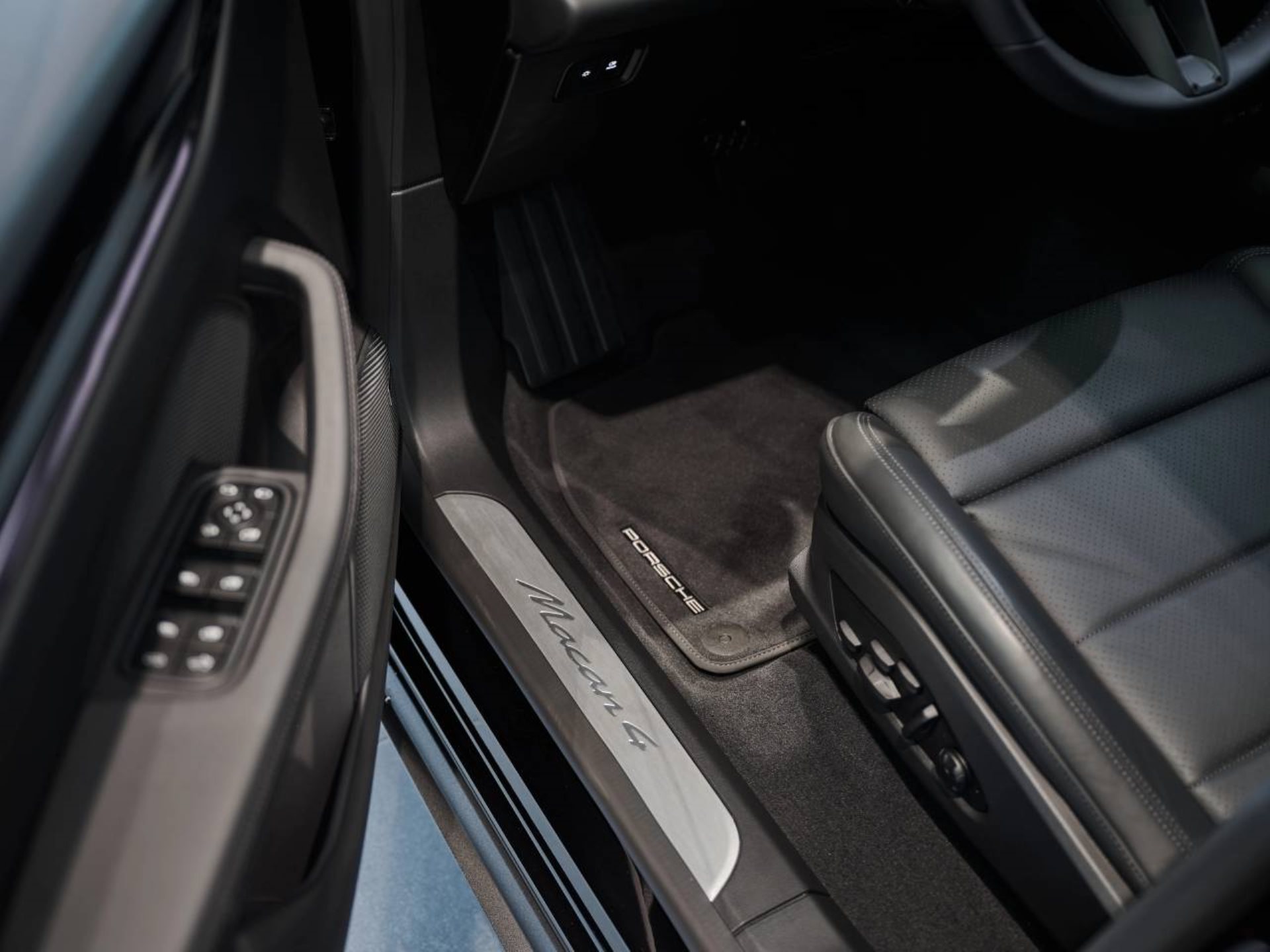 PORSCHE Macan 4-image-21