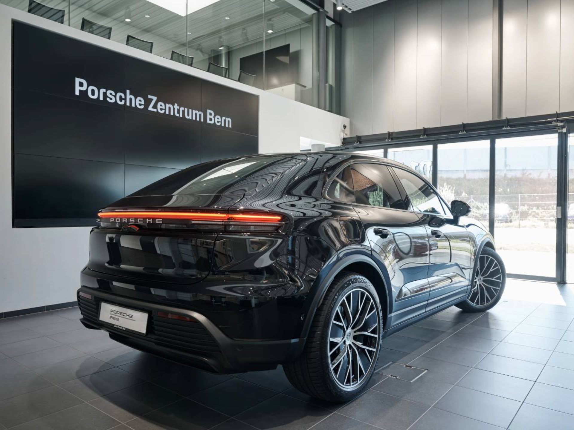 PORSCHE Macan 4-image-2