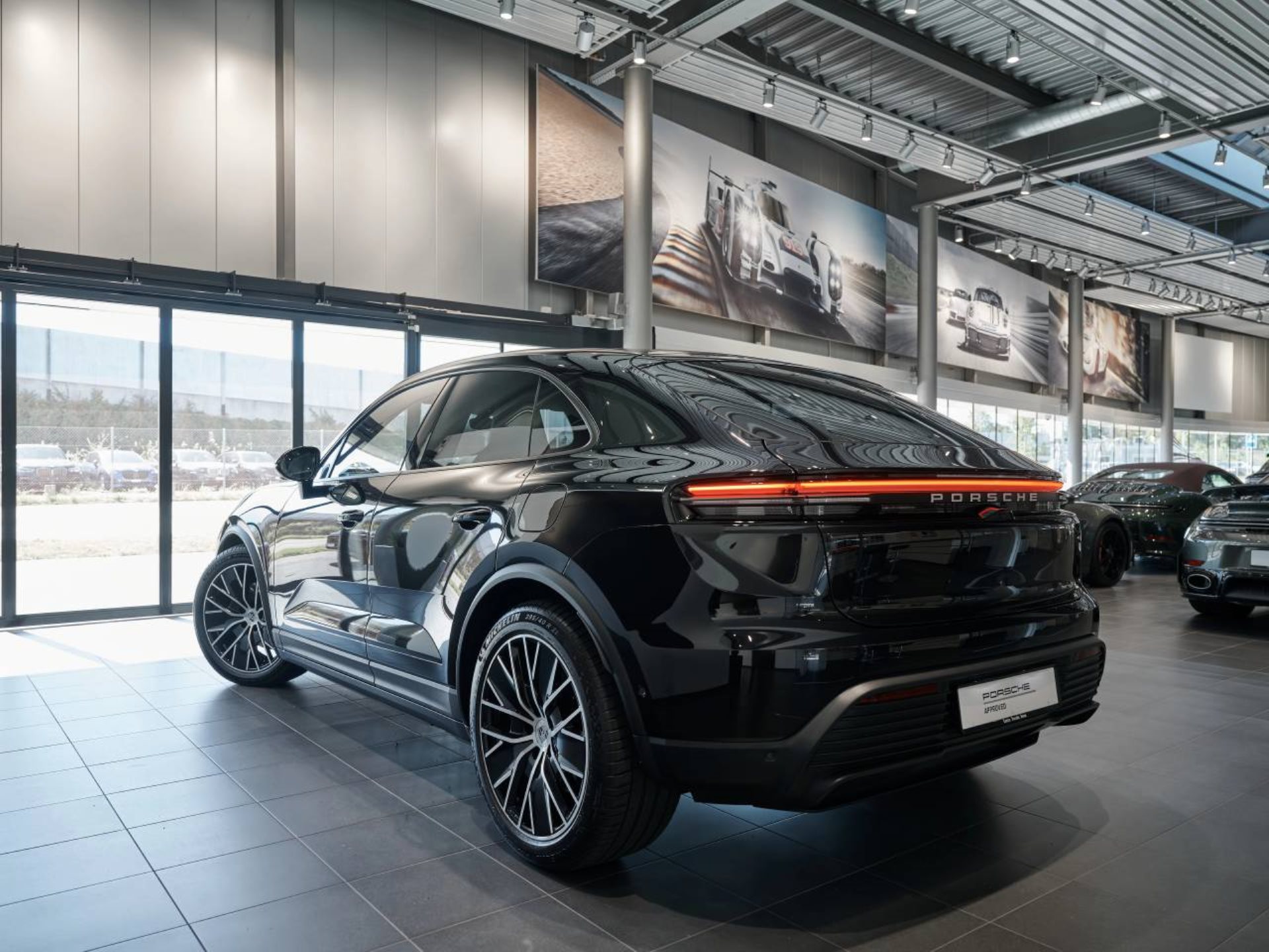 PORSCHE Macan 4-image-7