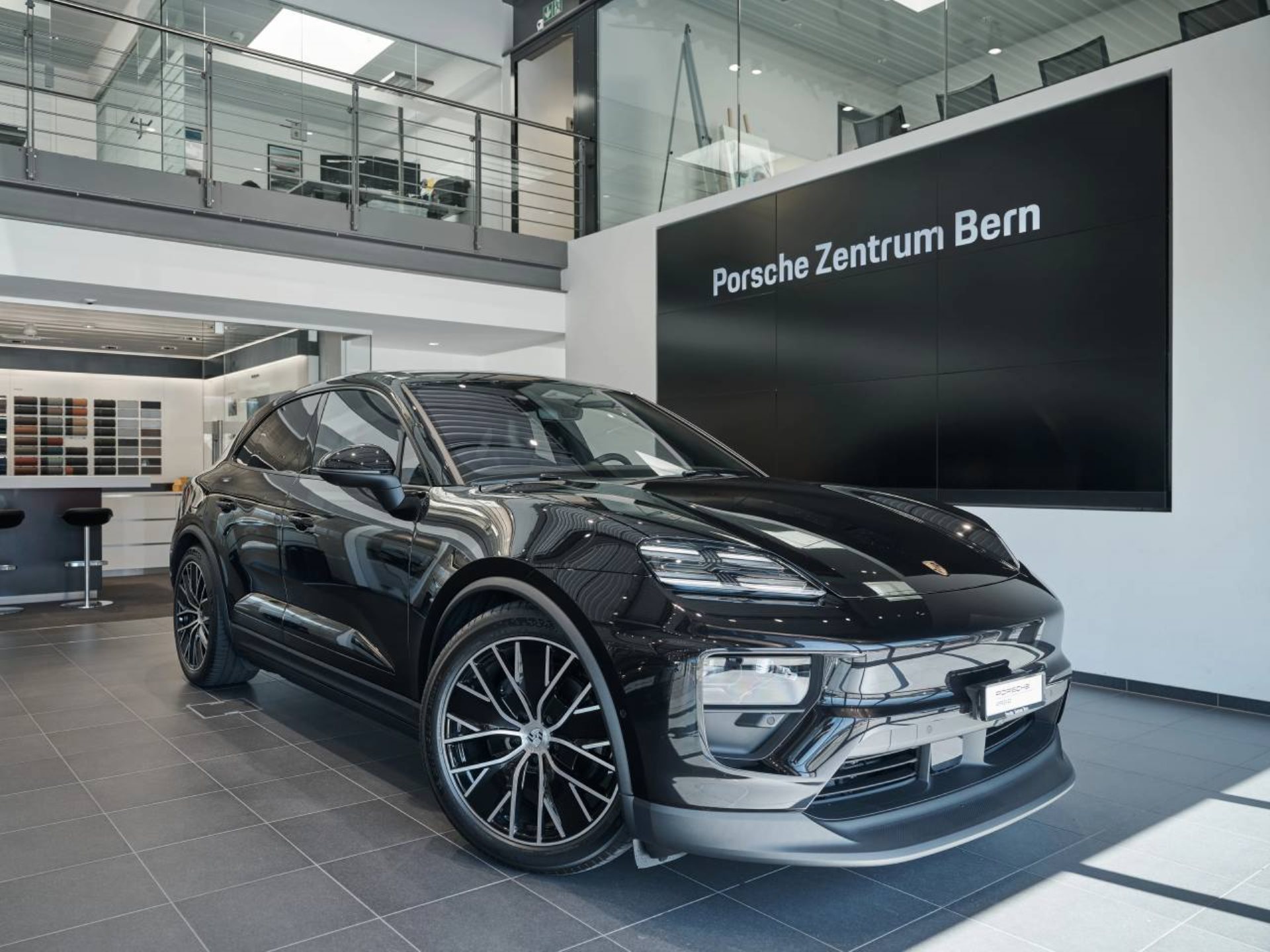 PORSCHE Macan 4-image-0