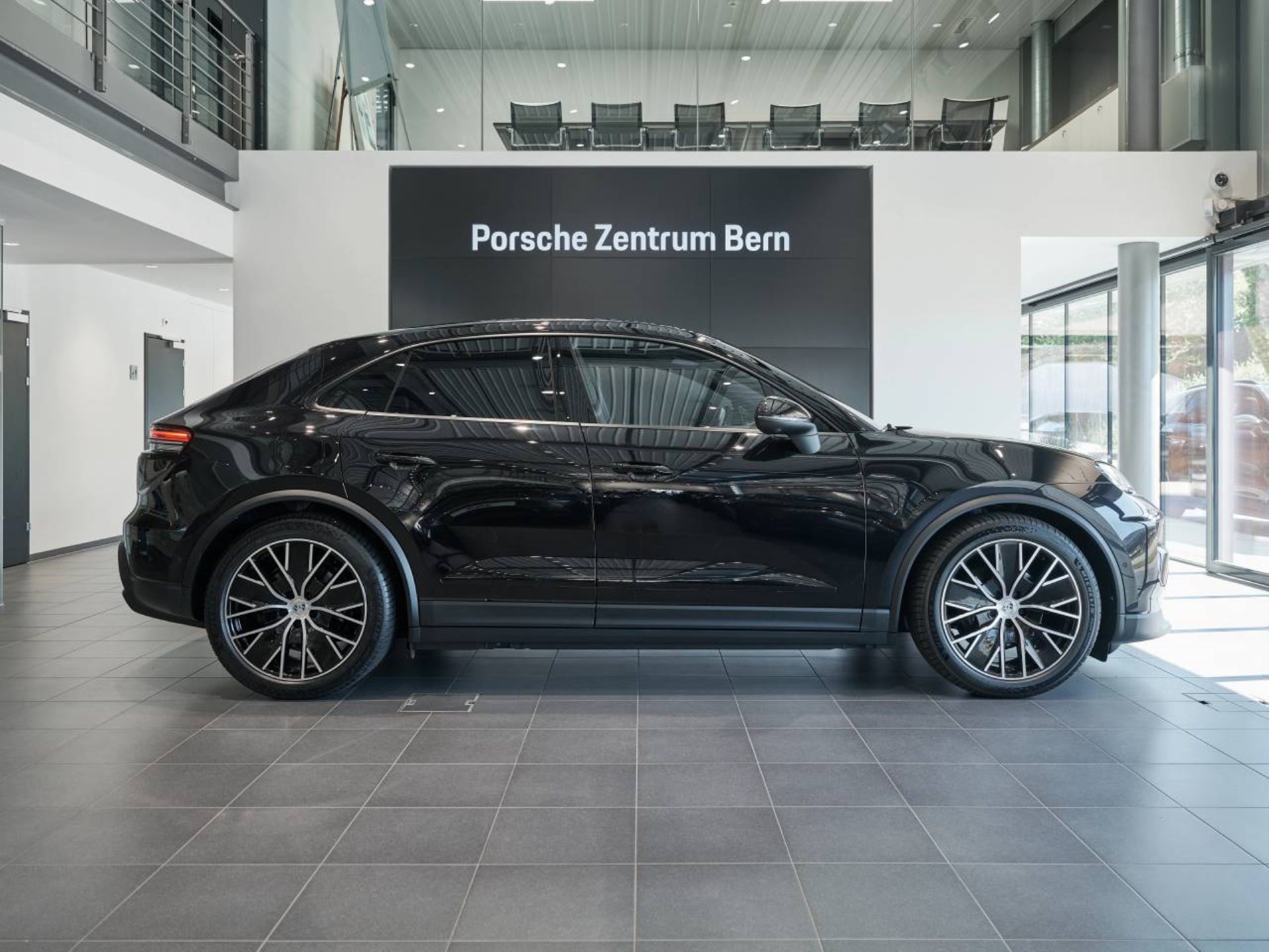 PORSCHE Macan 4-image-1