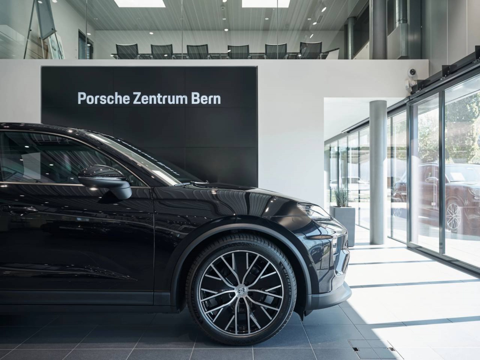 PORSCHE Macan 4-image-12