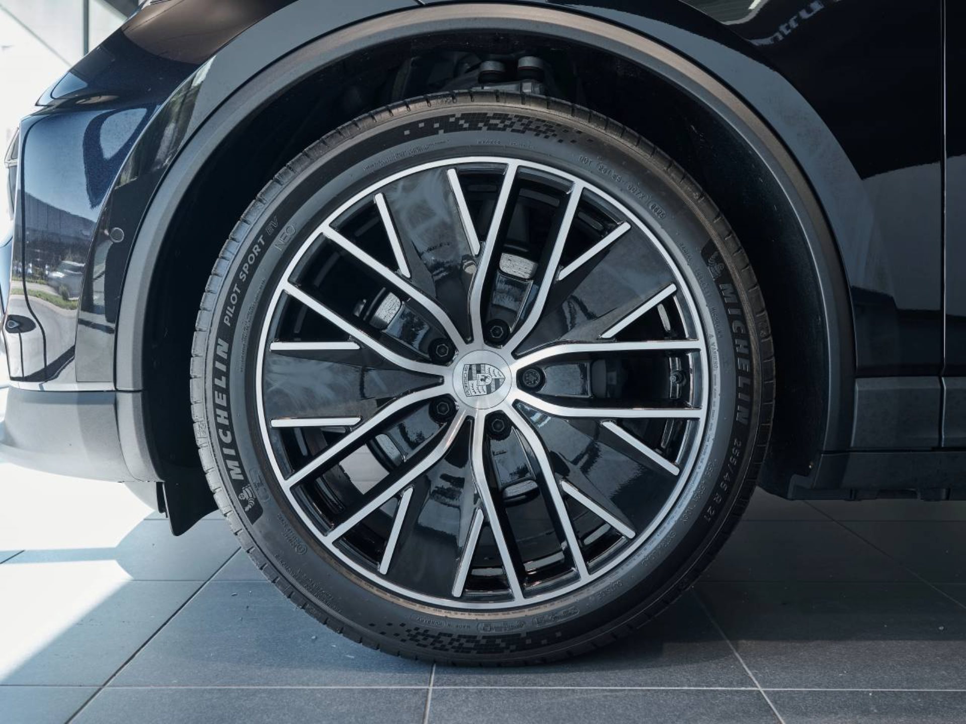 PORSCHE Macan 4-image-29