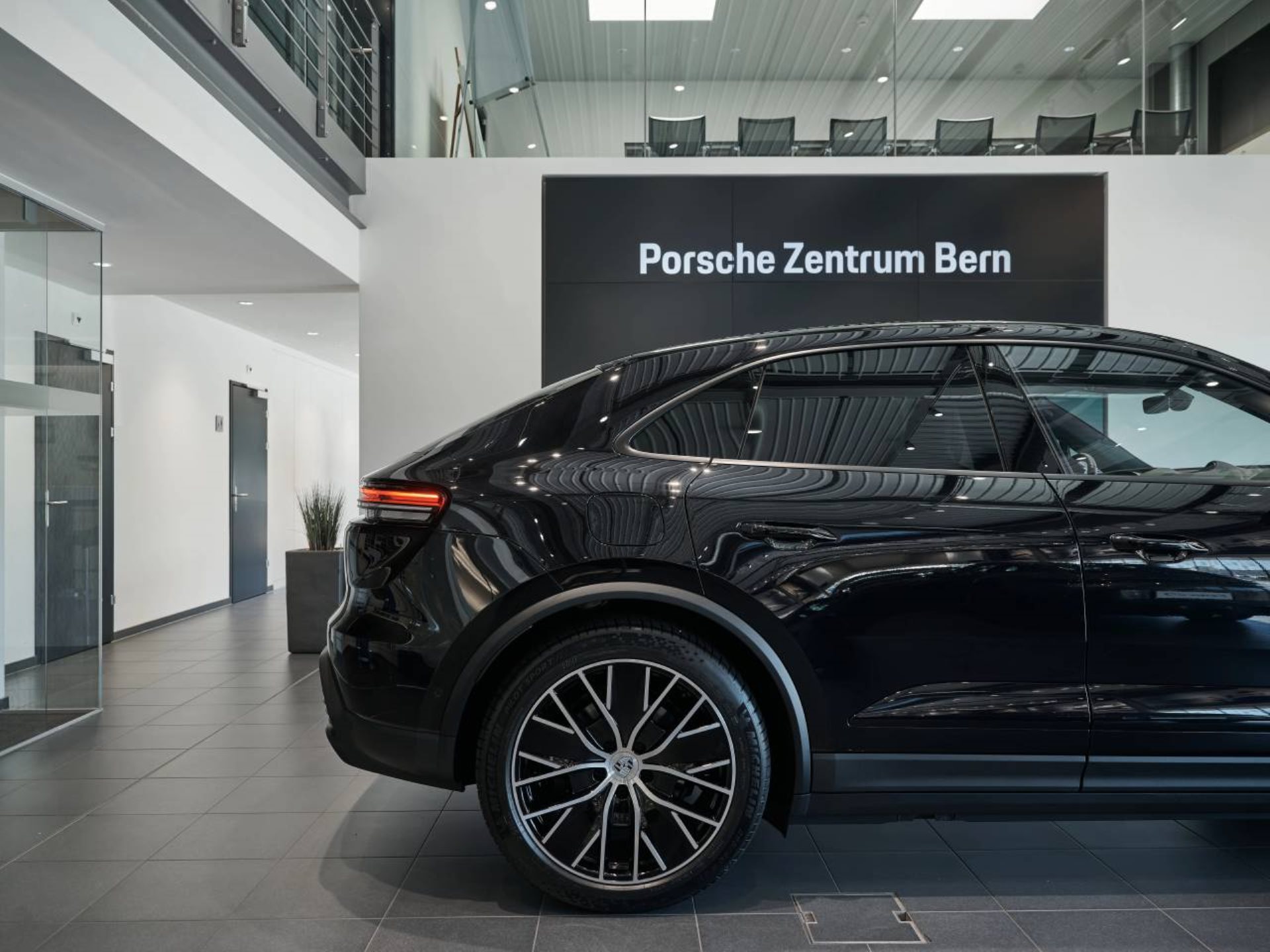 PORSCHE Macan 4-image-11