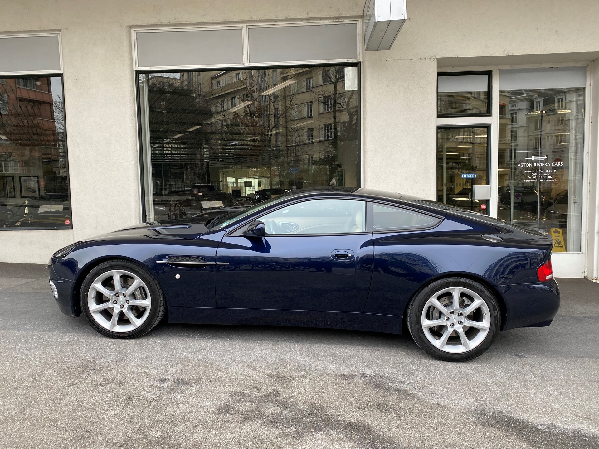 ASTON MARTIN Vanquish V12 5.9-48-image-1