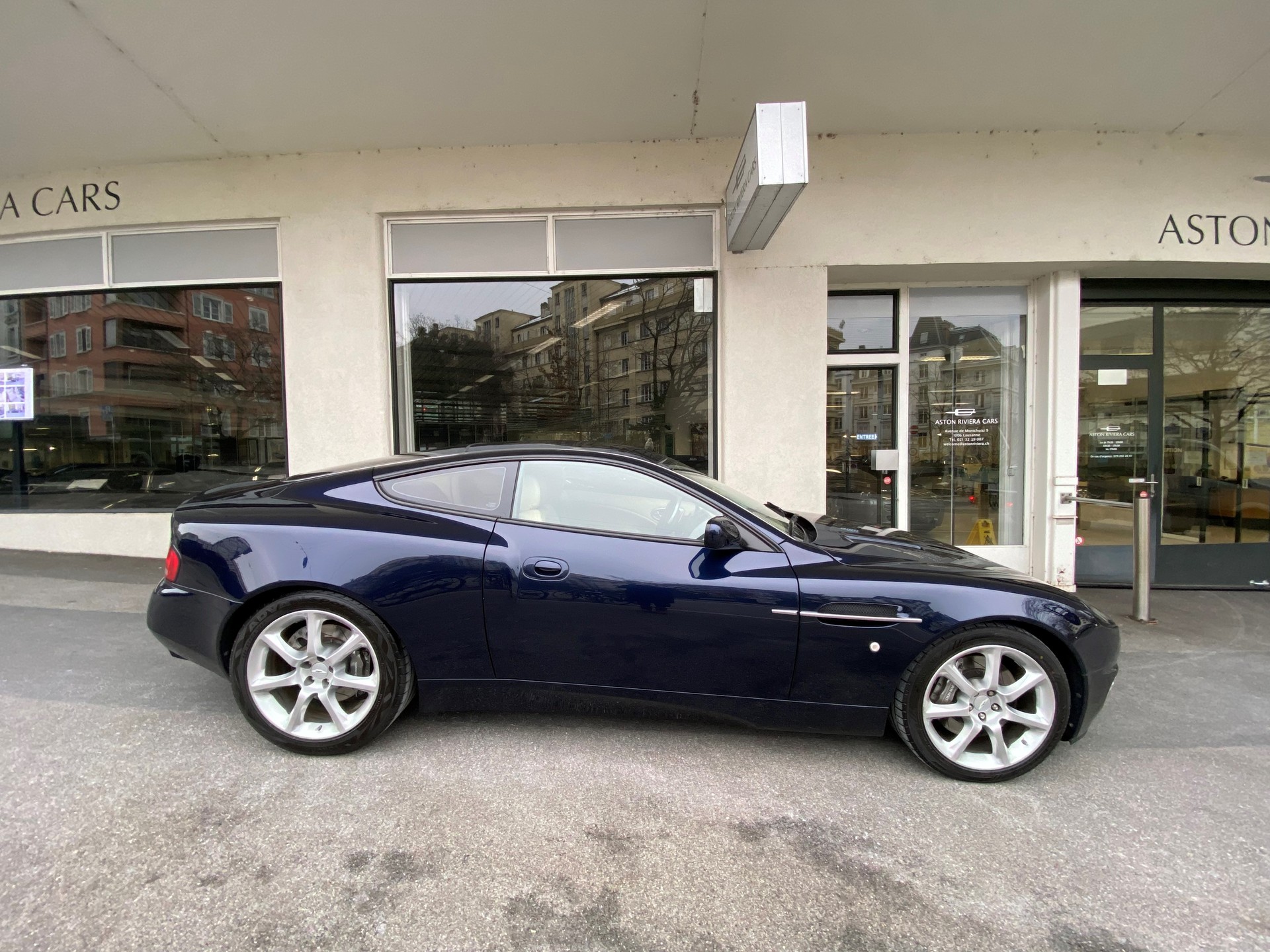 ASTON MARTIN Vanquish V12 5.9-48-image-4