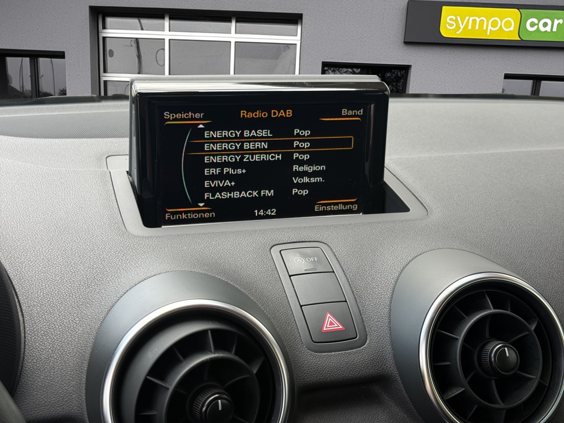 AUDI A1 1.0 TFSI S-tronic-image-18
