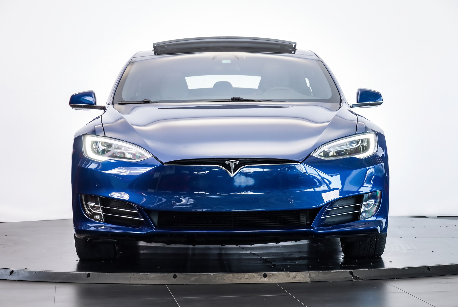 TESLA Model S 100 D Autopilot / Toit panoramique / Jantes 21 pouces-image-1