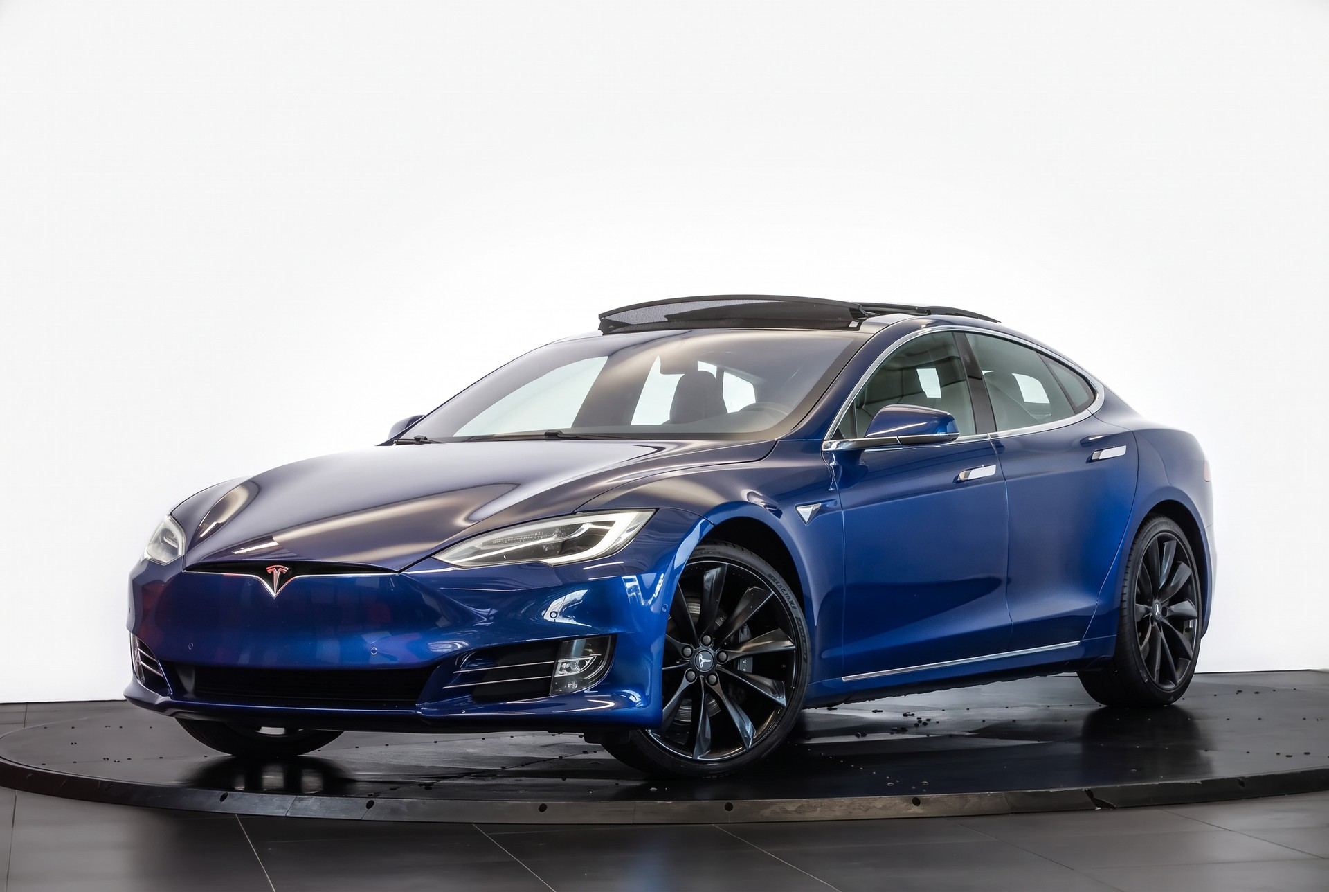 TESLA Model S 100 D Autopilot / Toit panoramique / Jantes 21 pouces-image-4