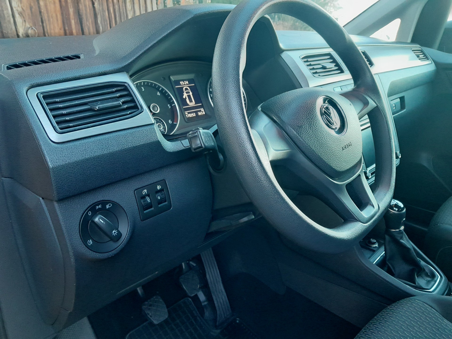 VW Caddy 2.0 TDI Trendline 4Motion-image-5