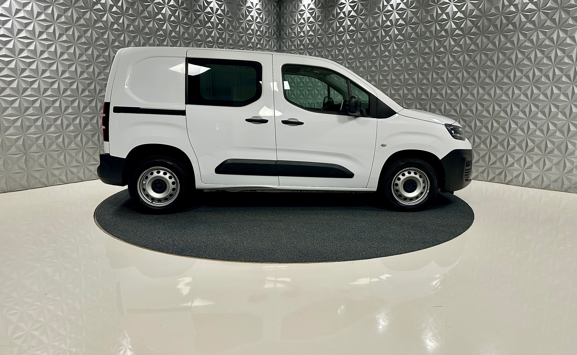CITROEN Berlingo Van 1.2 Pure Tech 130 s/s Club EAT8 1000kg-image-3