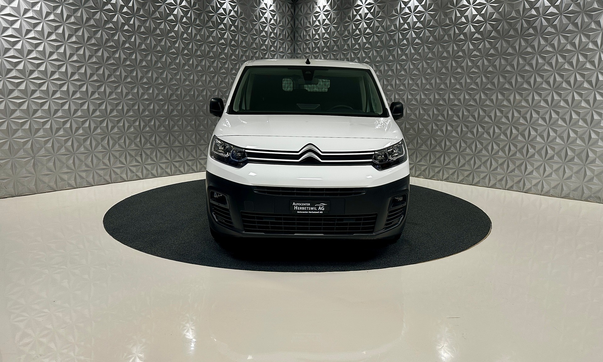 CITROEN Berlingo Van 1.2 Pure Tech 130 s/s Club EAT8 1000kg-image-1