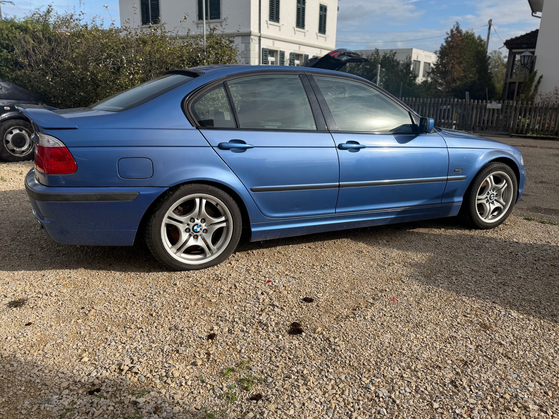 BMW 330i-image-3