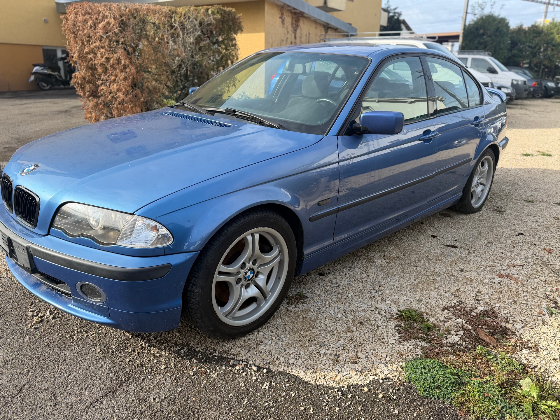 BMW 330i-image-0