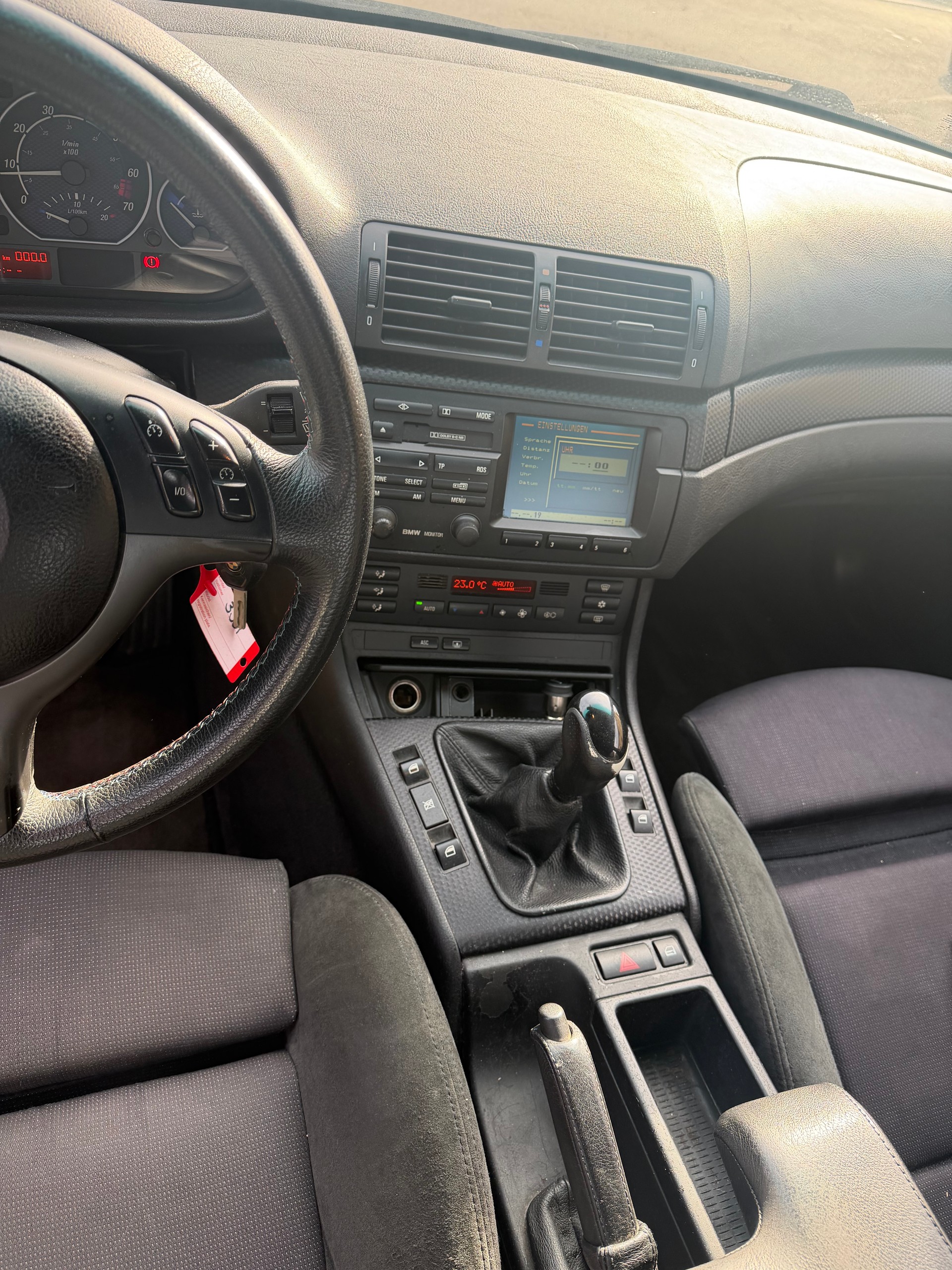 BMW 330i-image-11