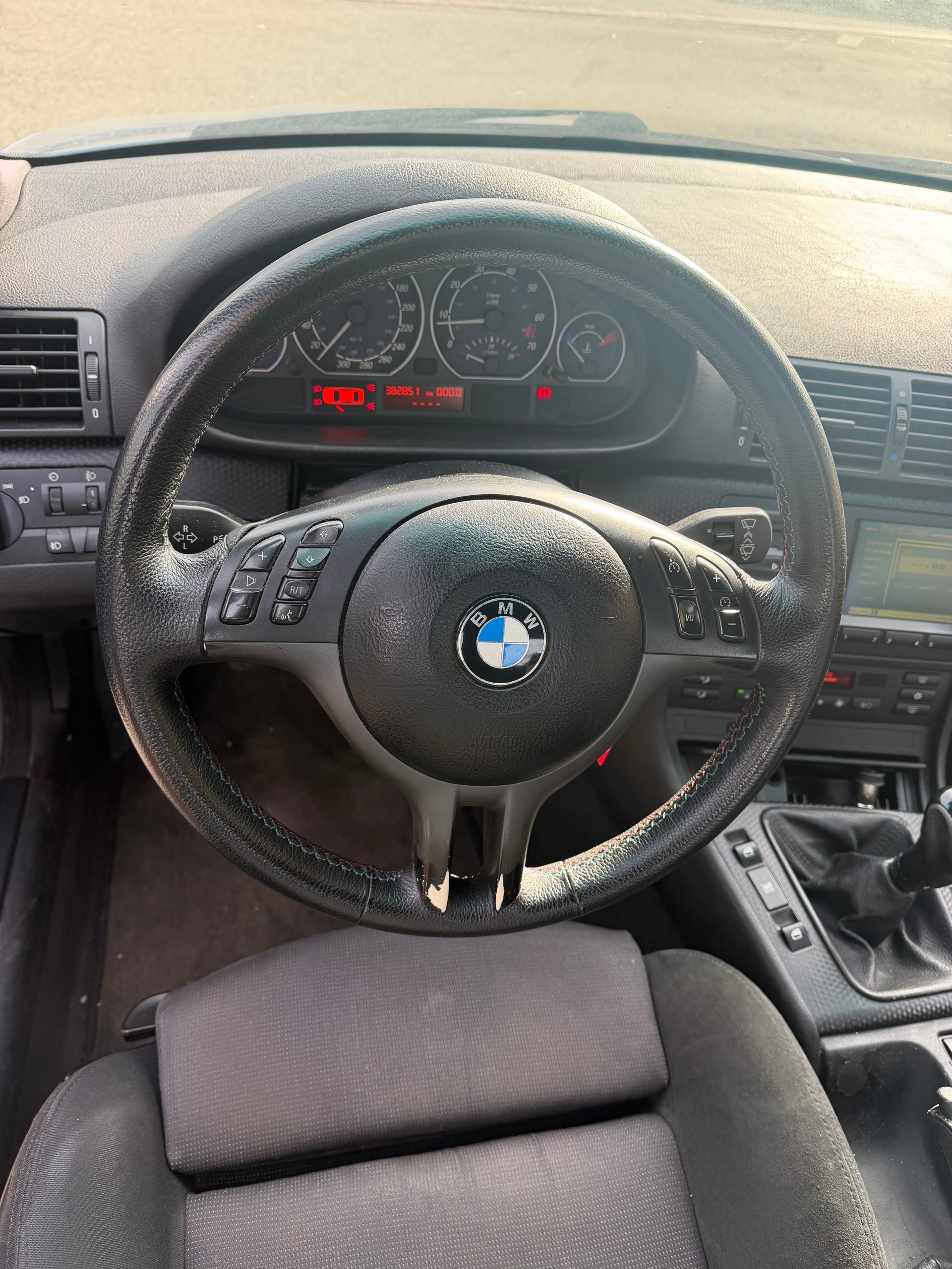 BMW 330i-image-12