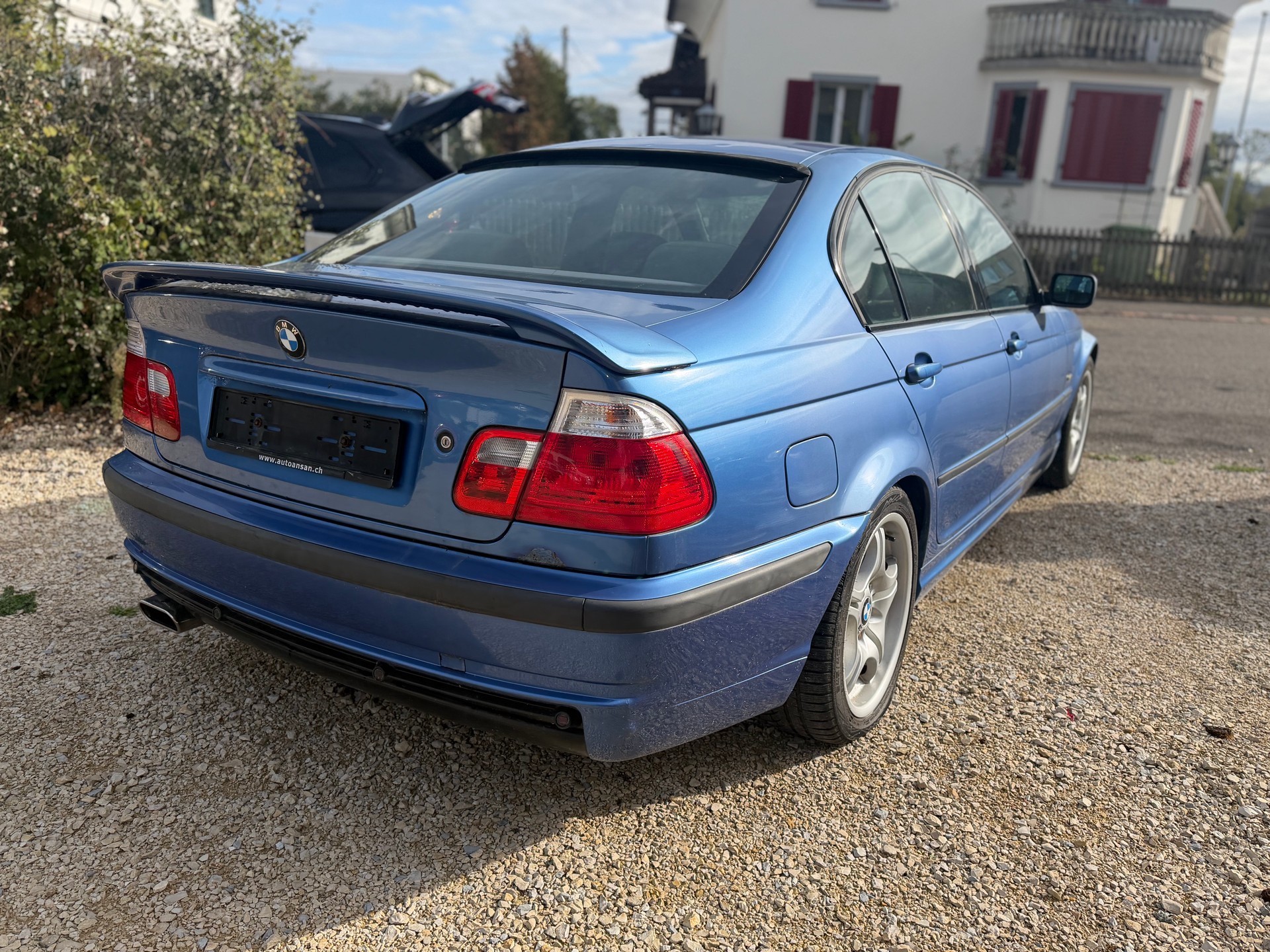 BMW 330i-image-4