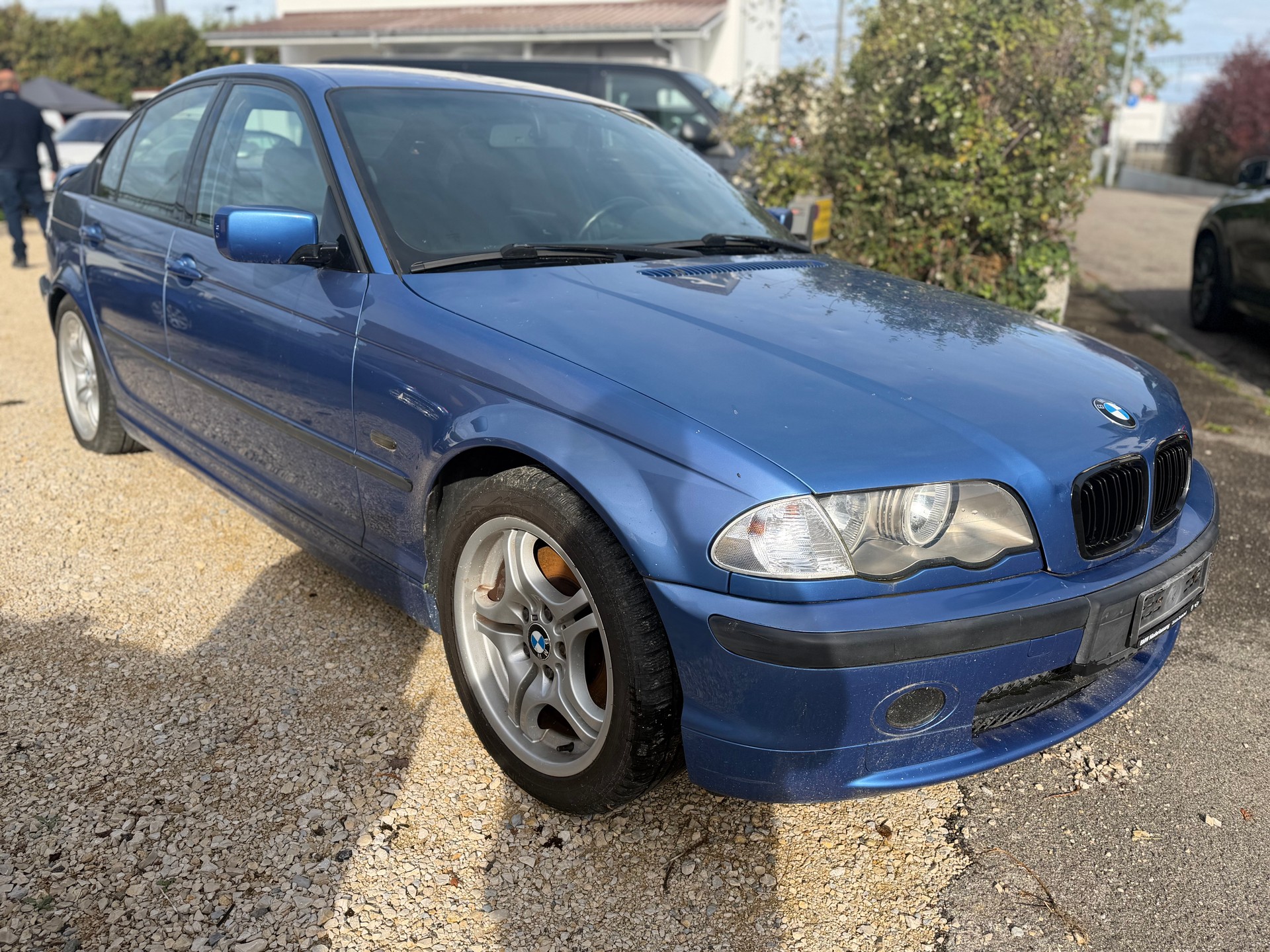 BMW 330i-image-2