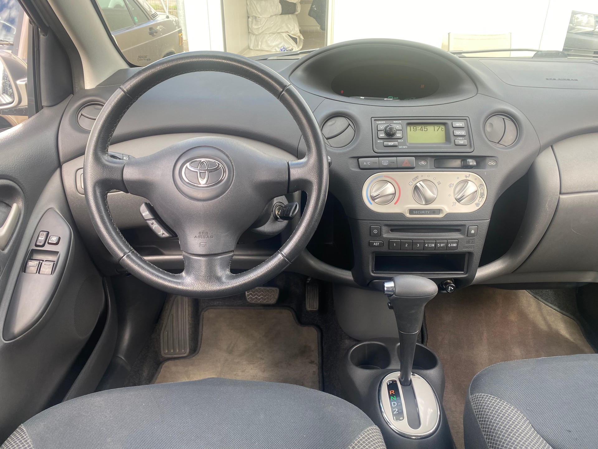 TOYOTA Yaris 1.3-image-8
