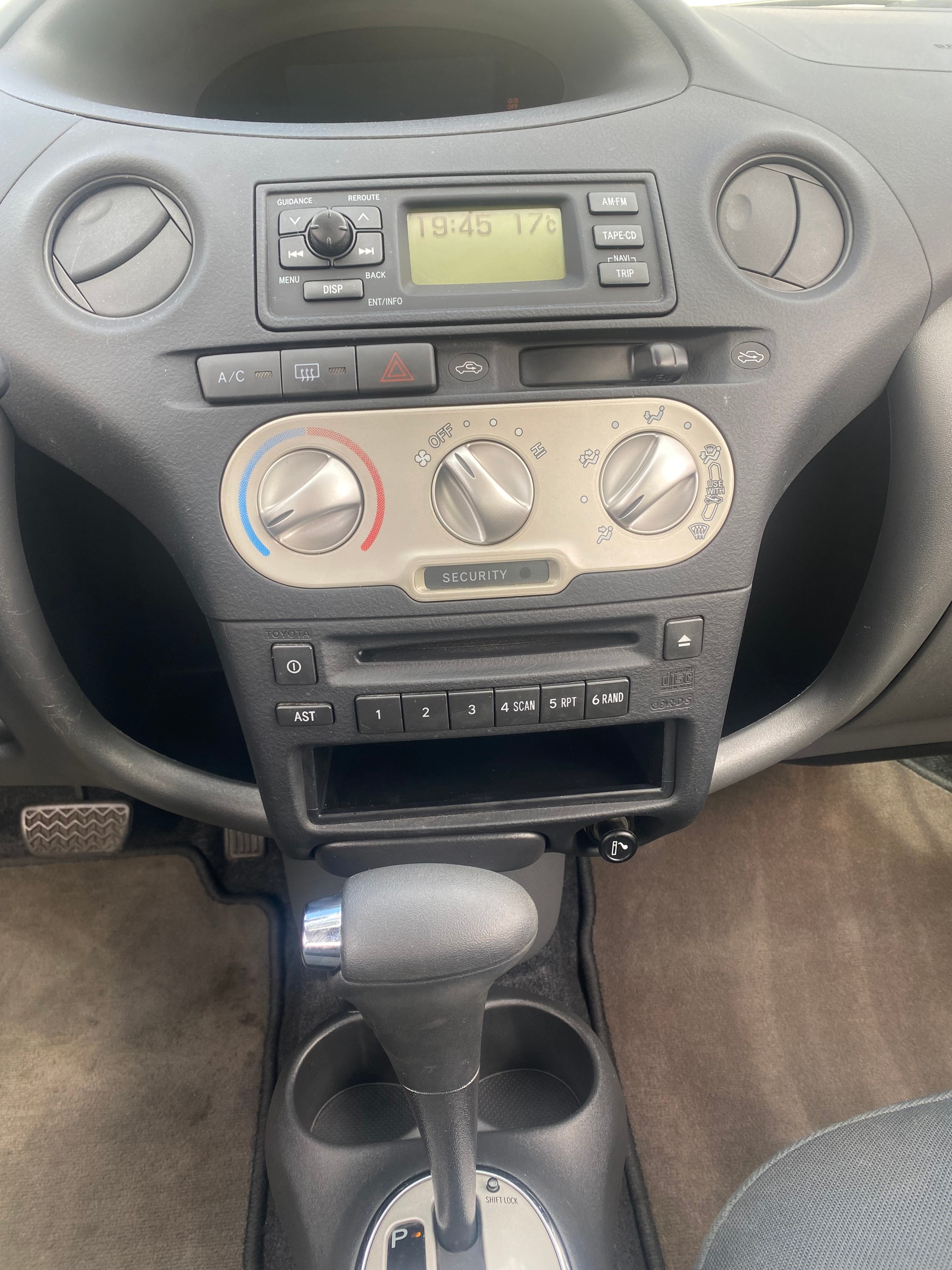 TOYOTA Yaris 1.3-image-12