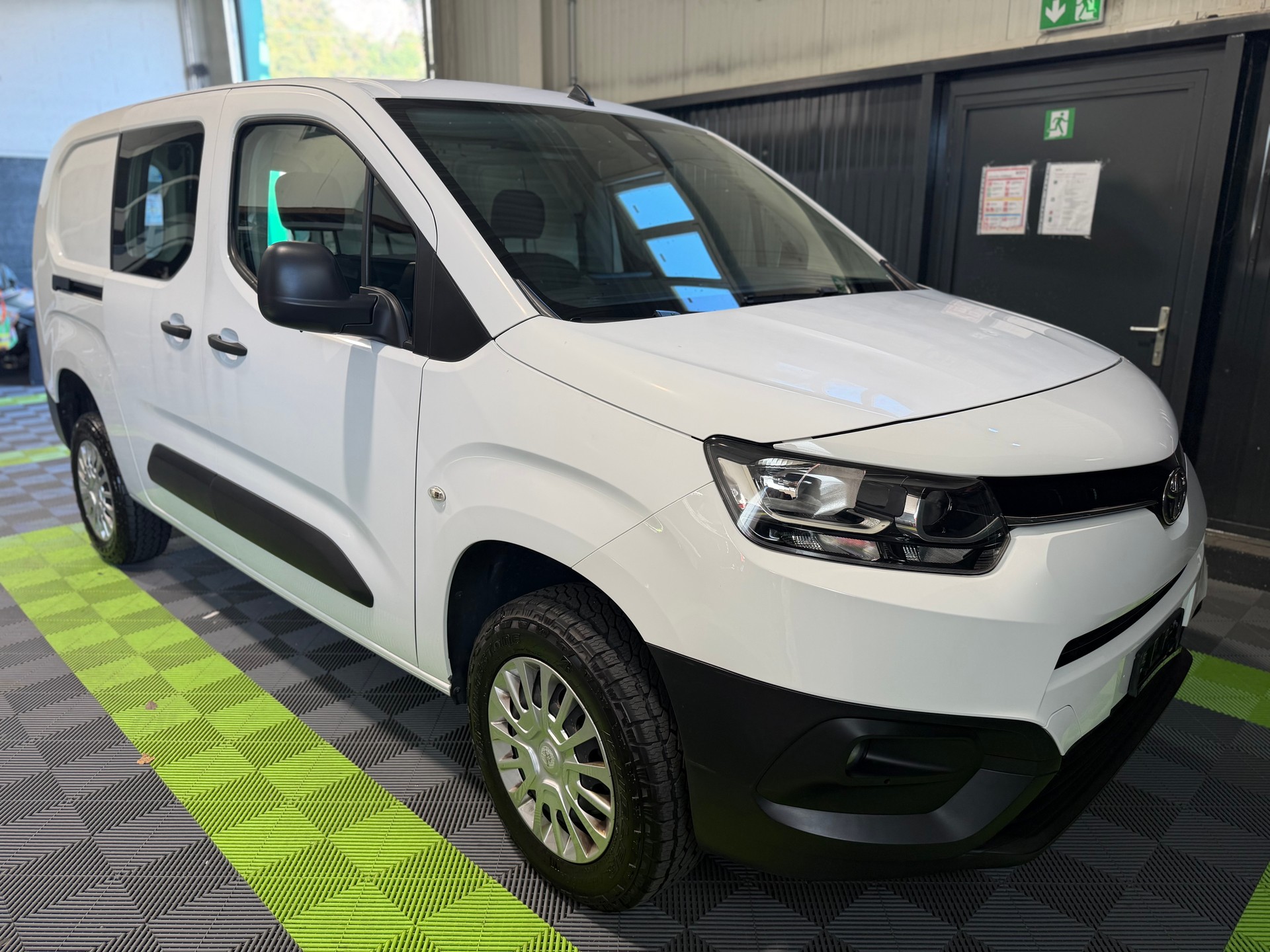 TOYOTA Proace City Van 1.5D Active Long 4x4-image-1
