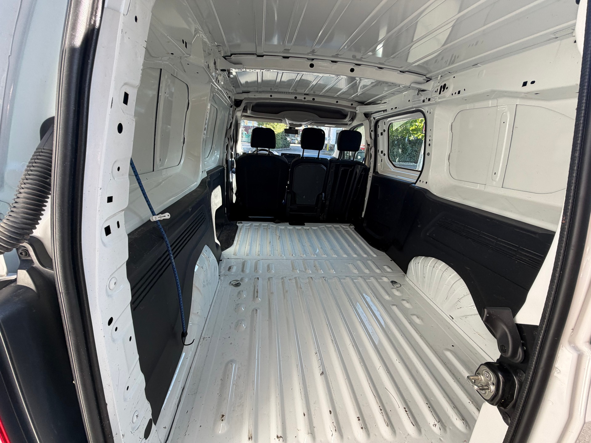 TOYOTA Proace City Van 1.5D Active Long 4x4-image-9