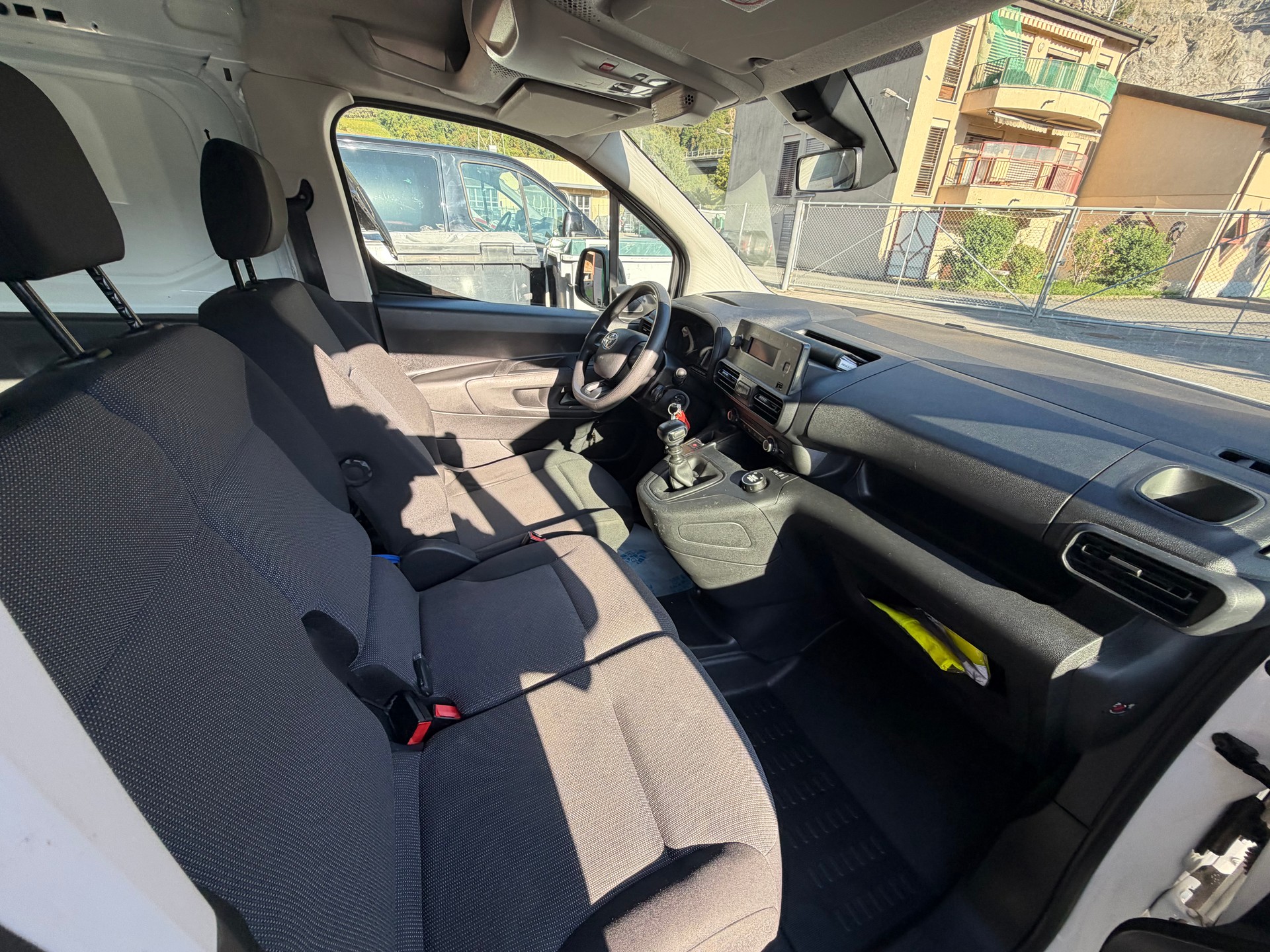 TOYOTA Proace City Van 1.5D Active Long 4x4-image-11