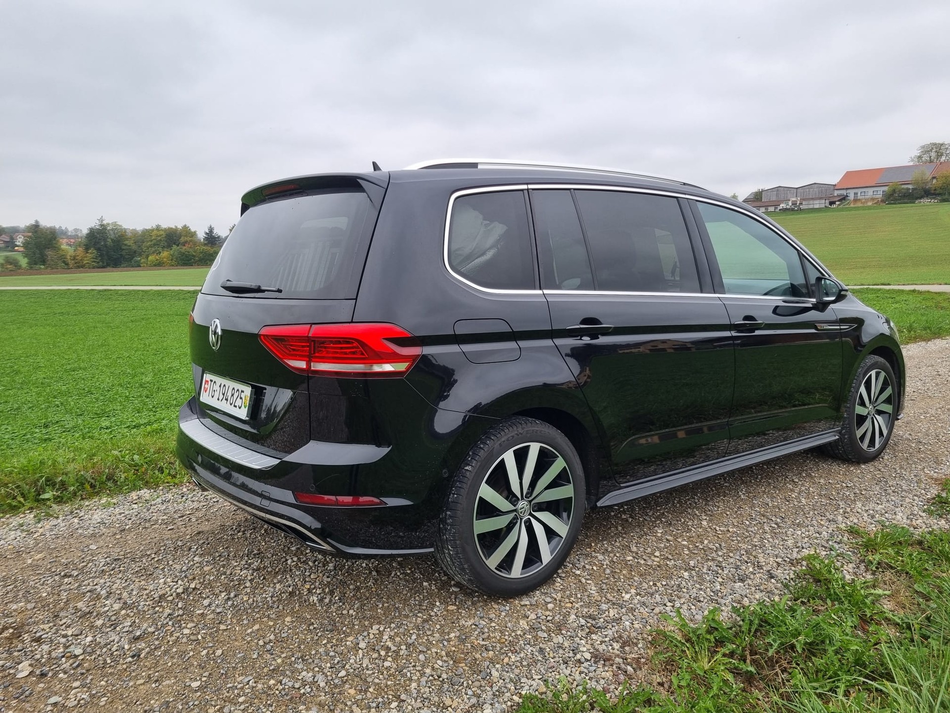 VW TOURAN-image-1