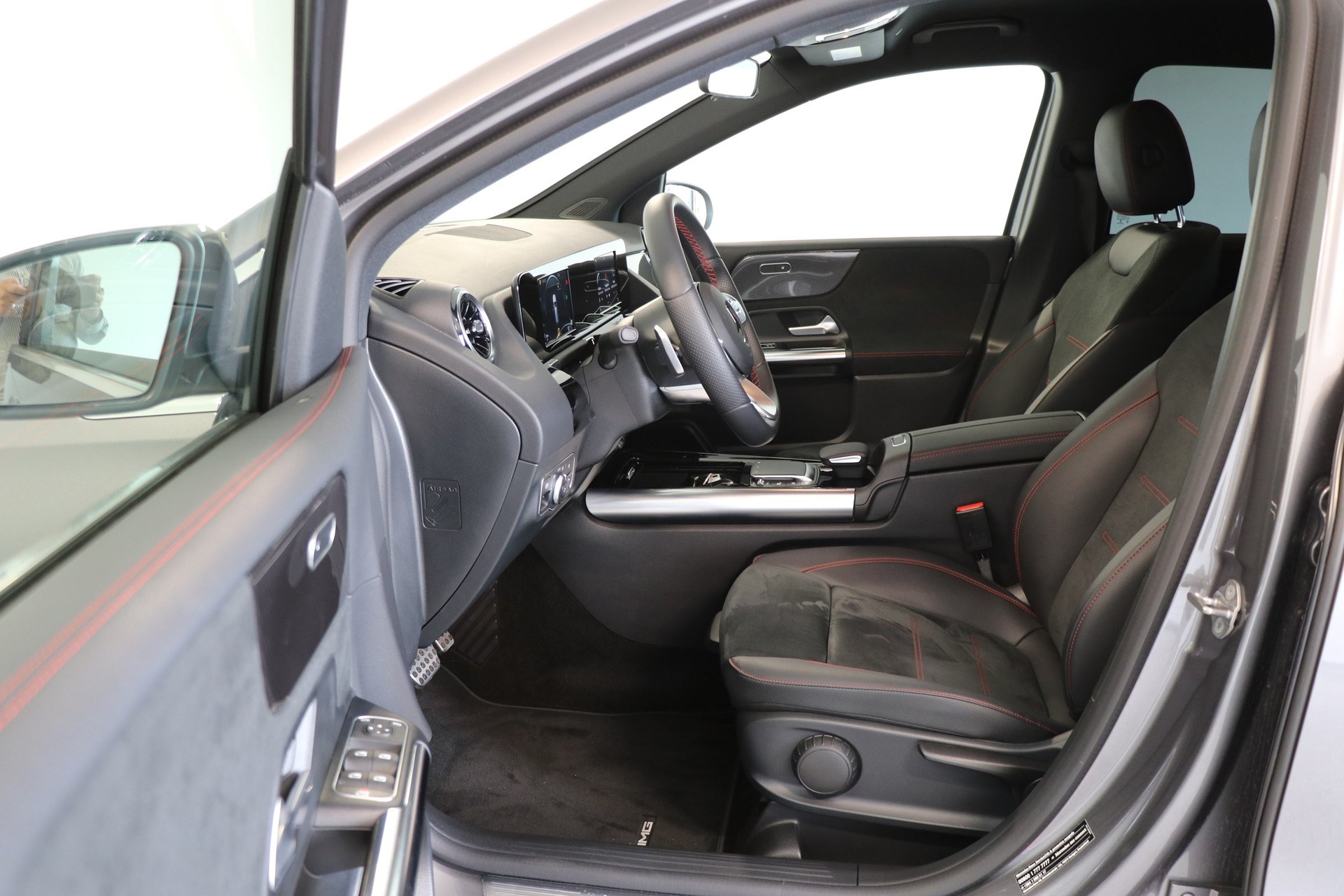 MERCEDES-BENZ B 220 d AMG Line 8G-DCT-image-5
