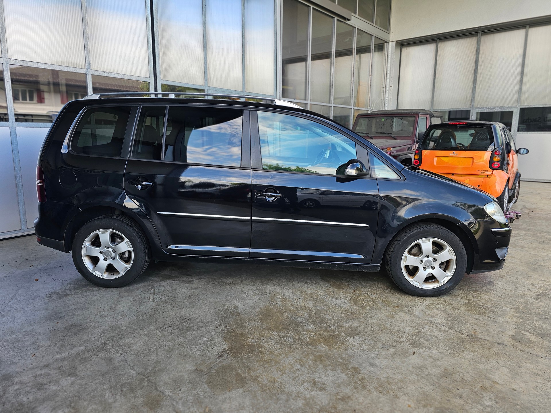 VW Touran 2.0 TDI Highline-showroom-element-3