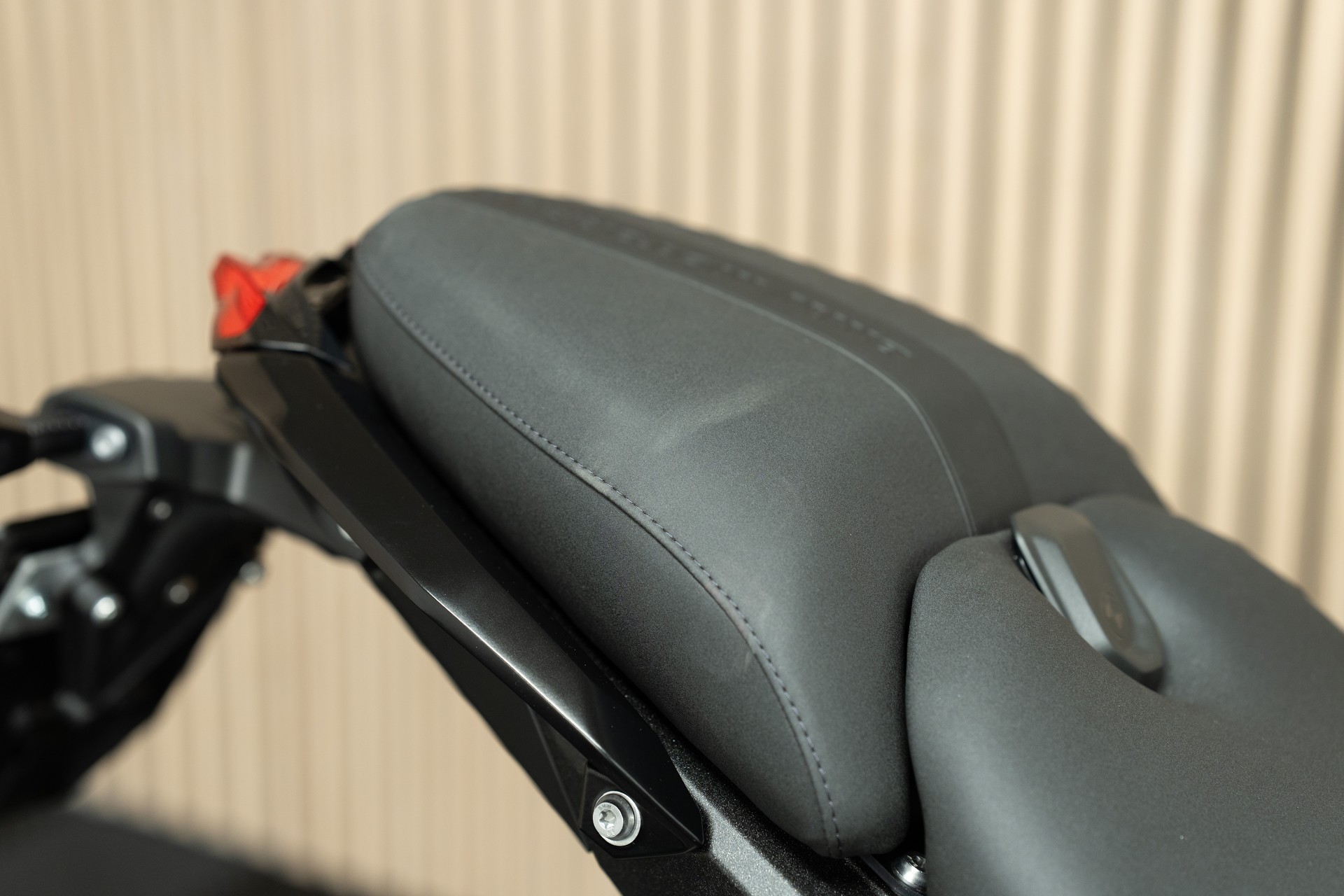BMW R 1300 R Individual mit Lenkerendspiegeln und CHF 1'500.- Boxer Prämie 🤑🔥-showroom-element-3