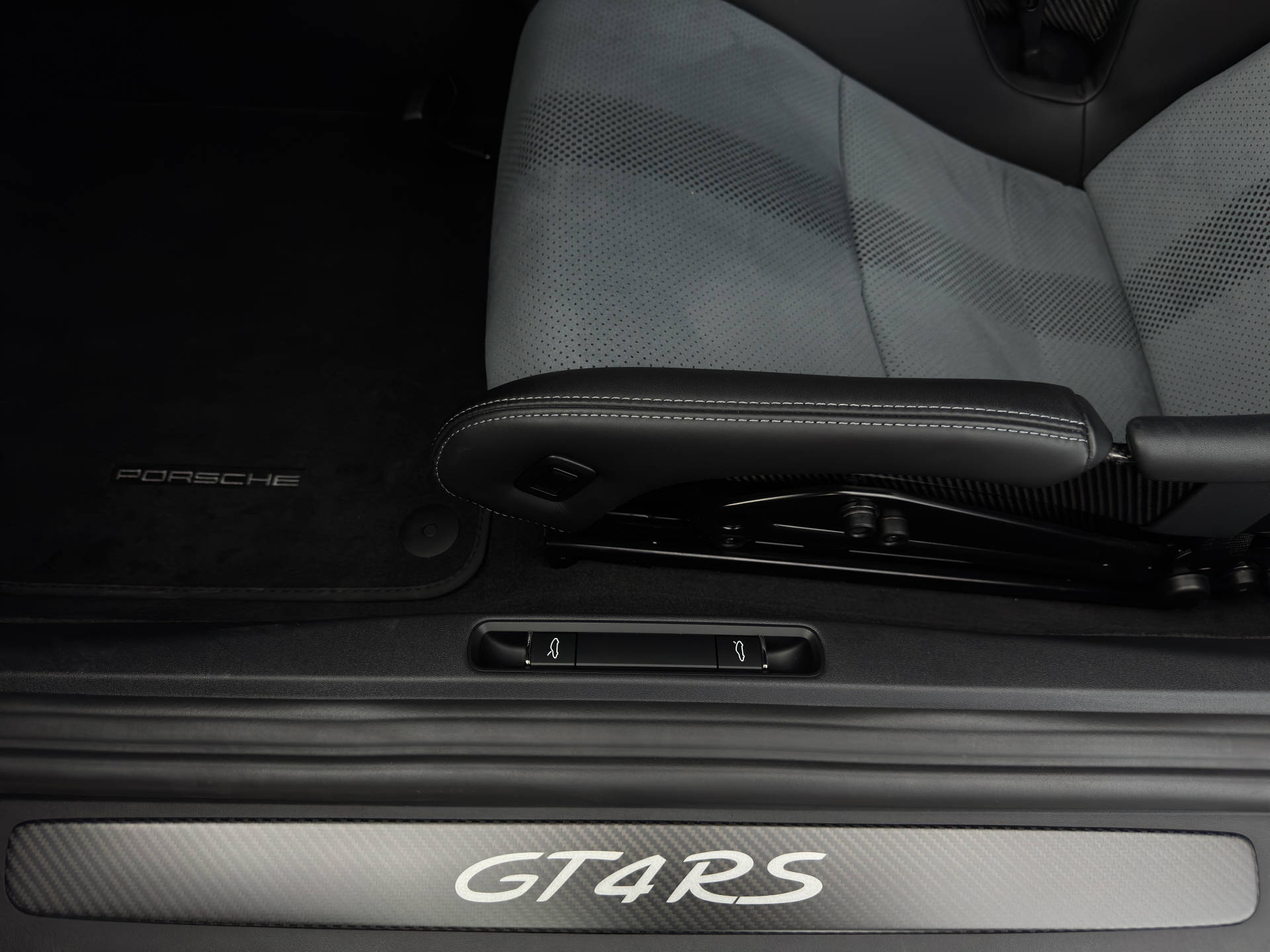 PORSCHE Cayman 718 GT4 RS-image-7