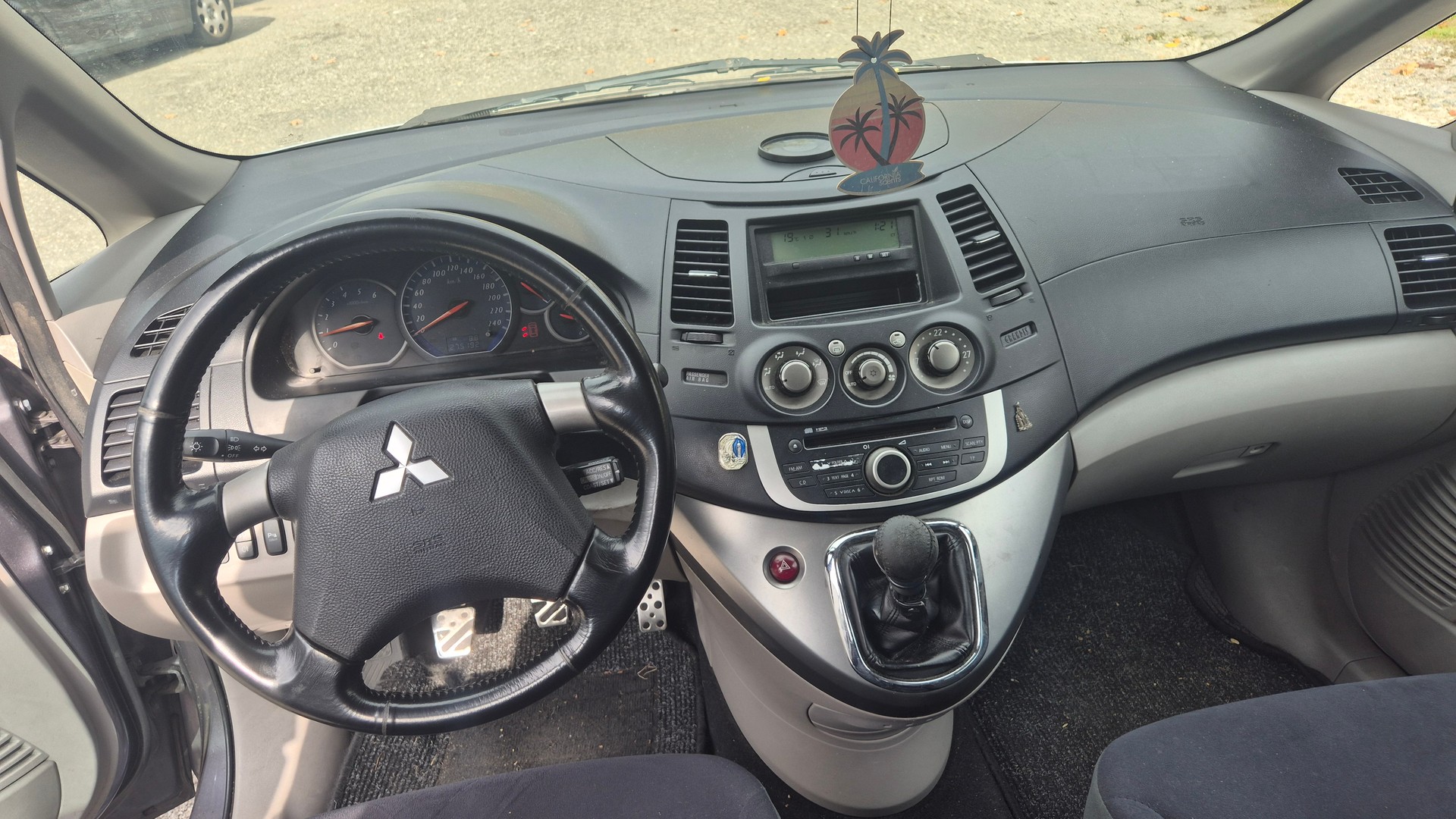 MITSUBISHI Grandis 2.0 16V DID Executive-image-9