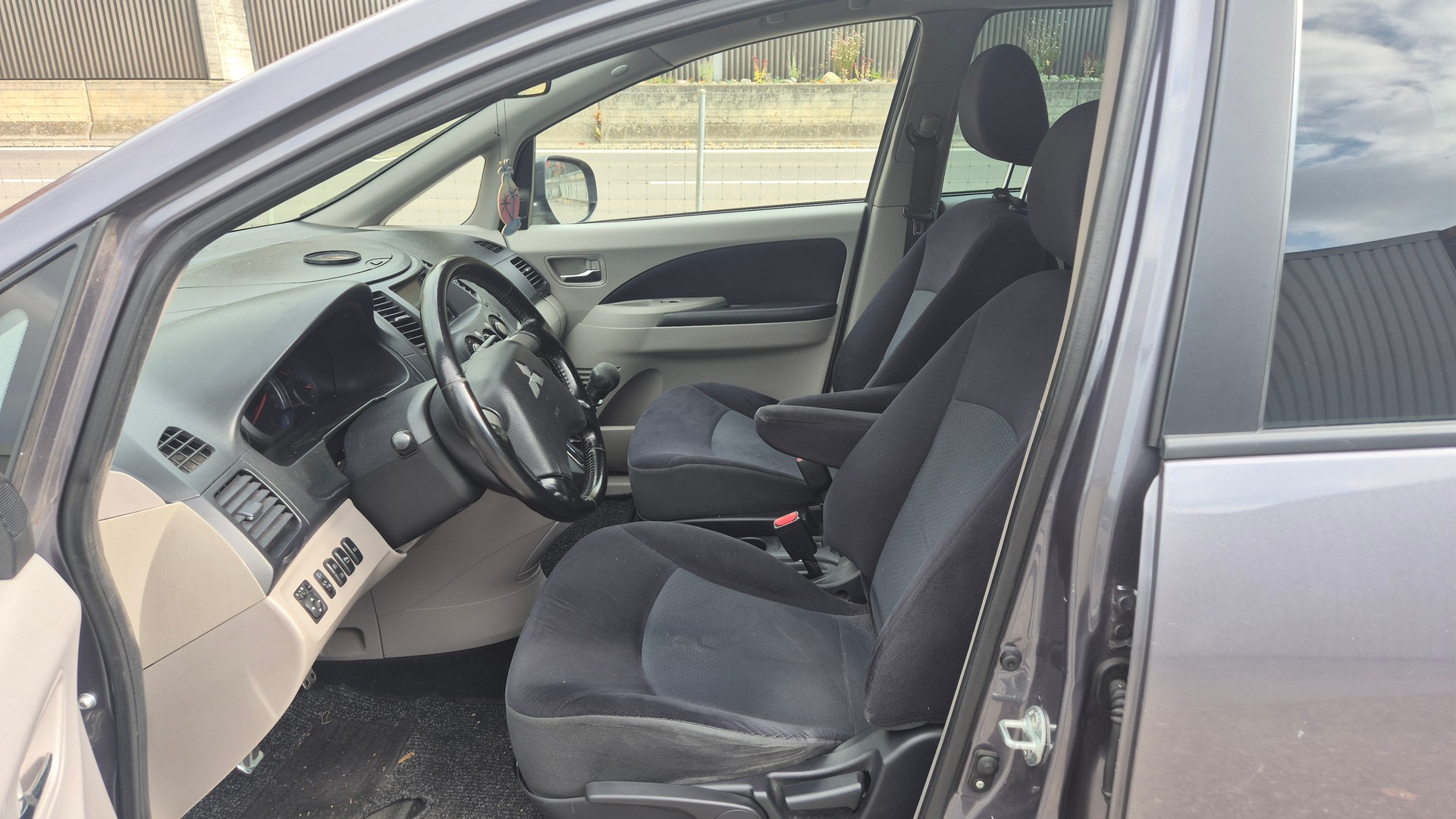 MITSUBISHI Grandis 2.0 16V DID Executive-image-7