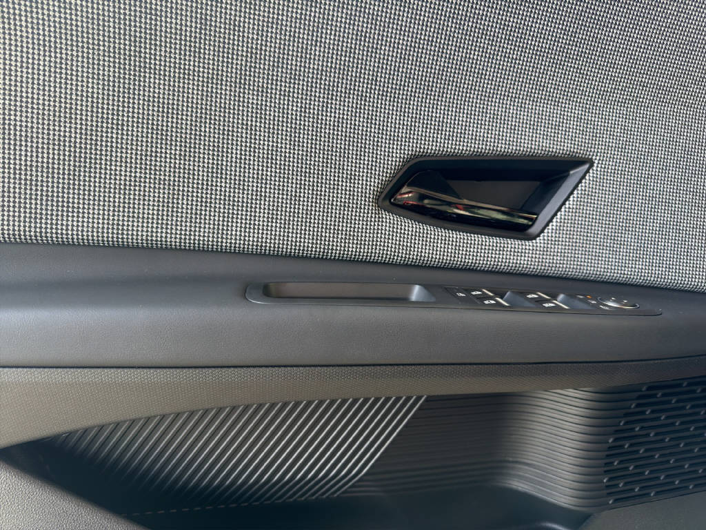 RENAULT R4 E-Tech Comfort Range iconic-image-6