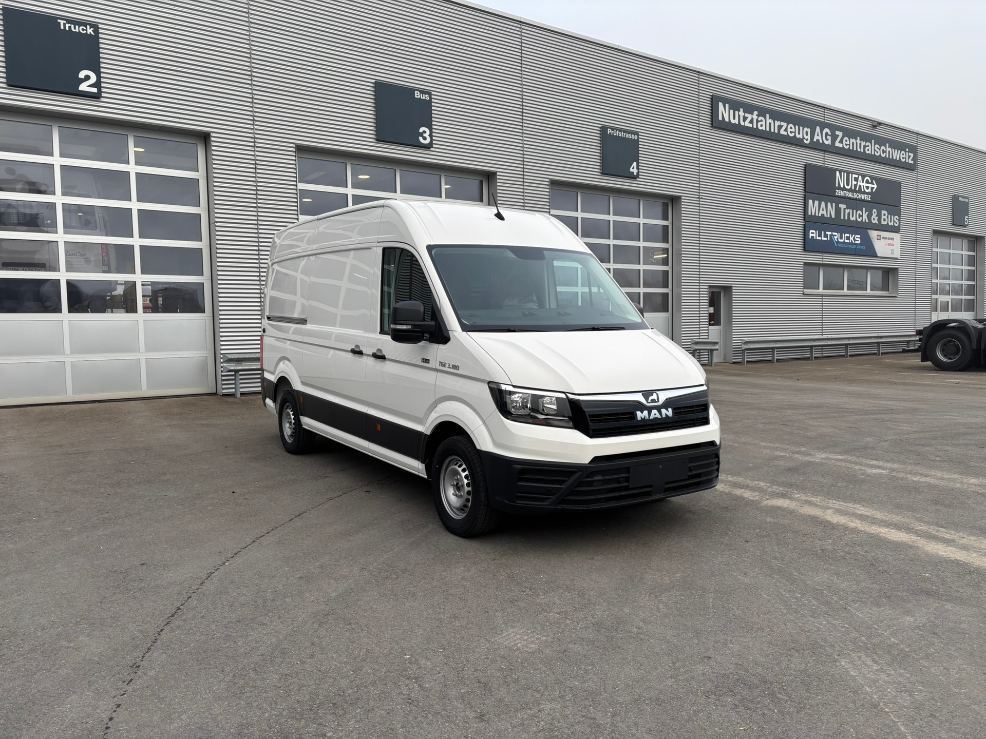 MAN TGE 3.180 Standard 4x4 A-image-1